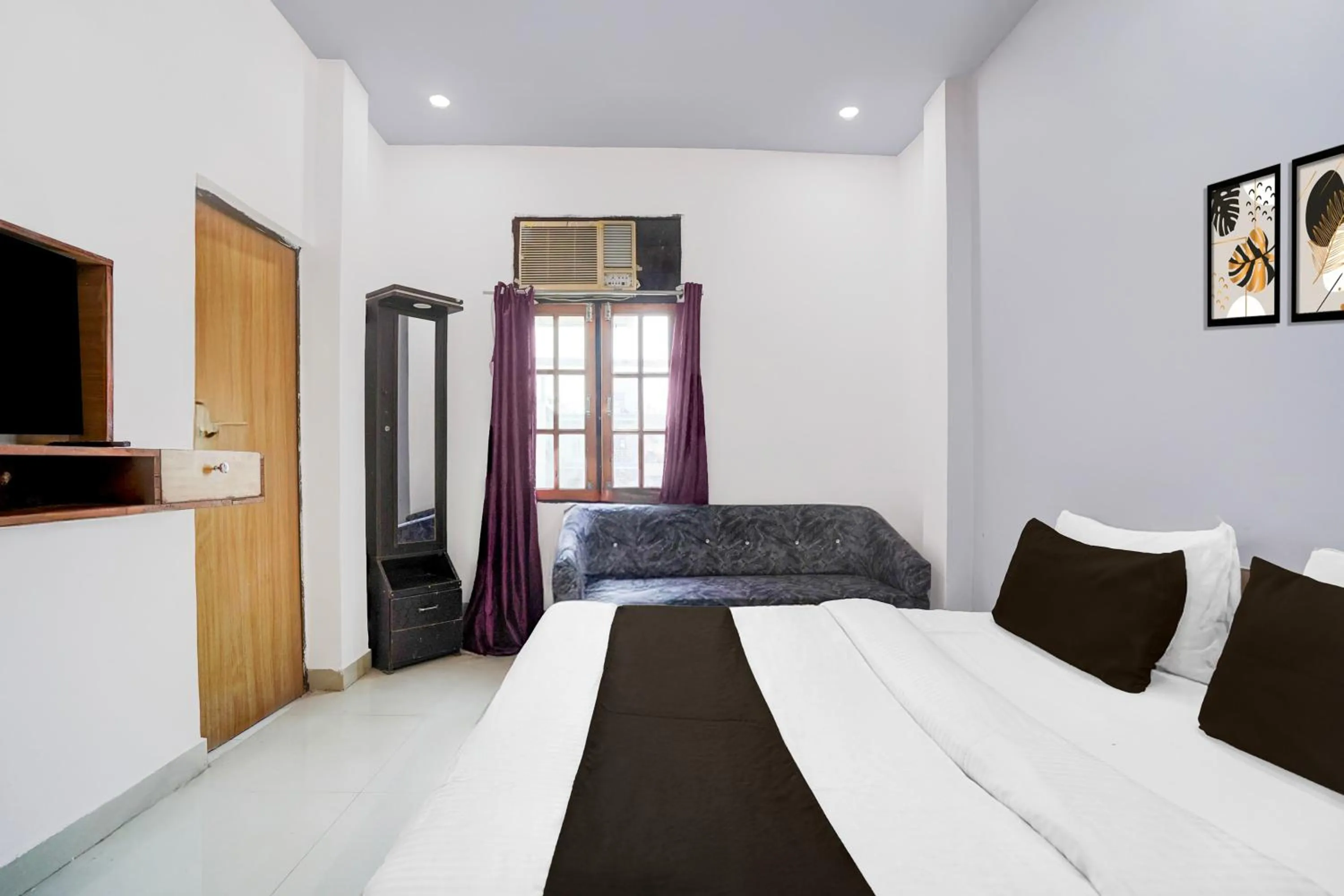 Bedroom, Bed in Super Hotel O Gomti Nagar Near Amity Formerly Hotel Green Apple