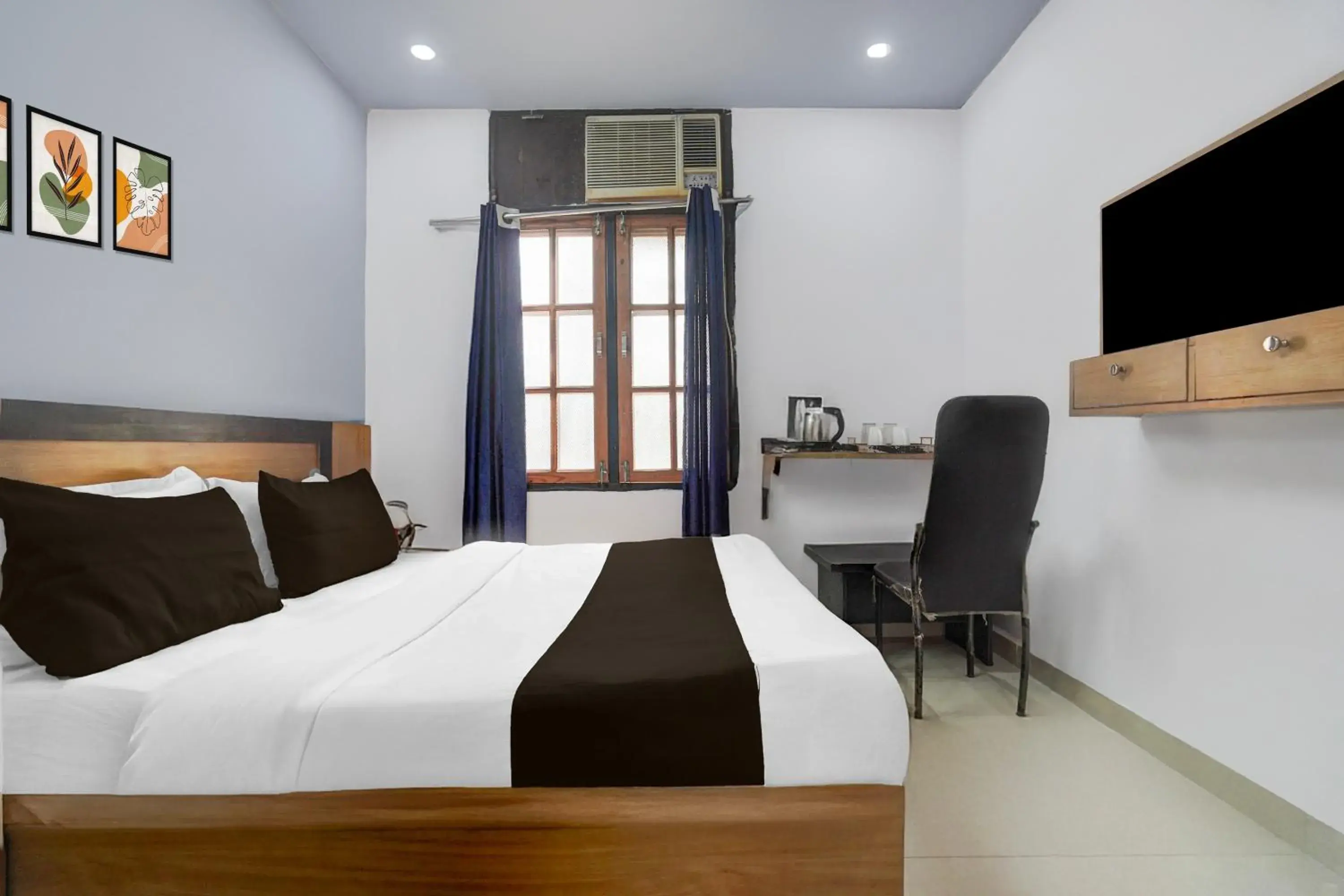 Bedroom, Bed in Super Hotel O Gomti Nagar Near Amity Formerly Hotel Green Apple Bedroom, Bed in Super Hotel O Gomti Nagar Near Amity Formerly Hotel Green Apple