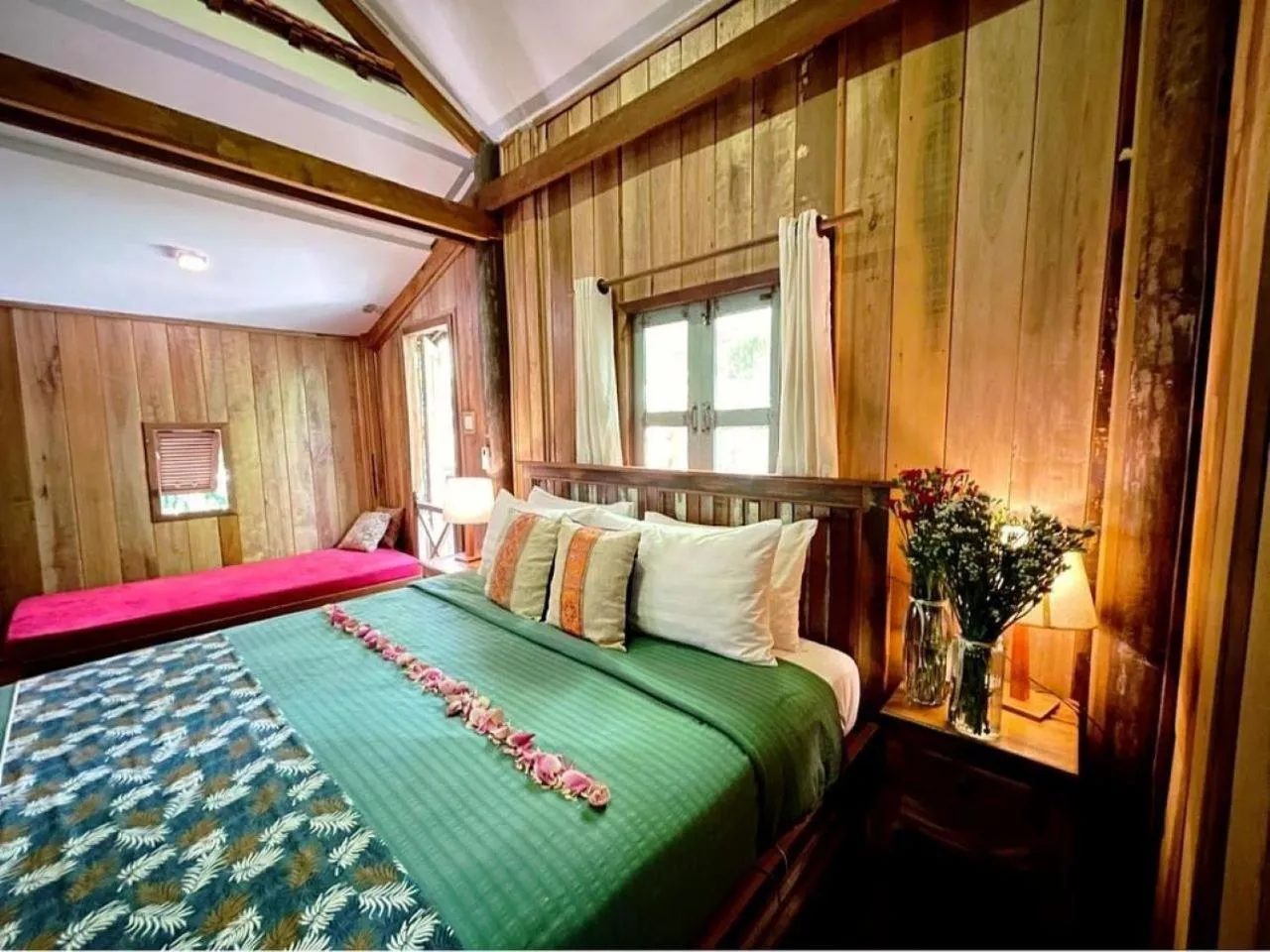 Bedroom, Bed in Isann Lodge