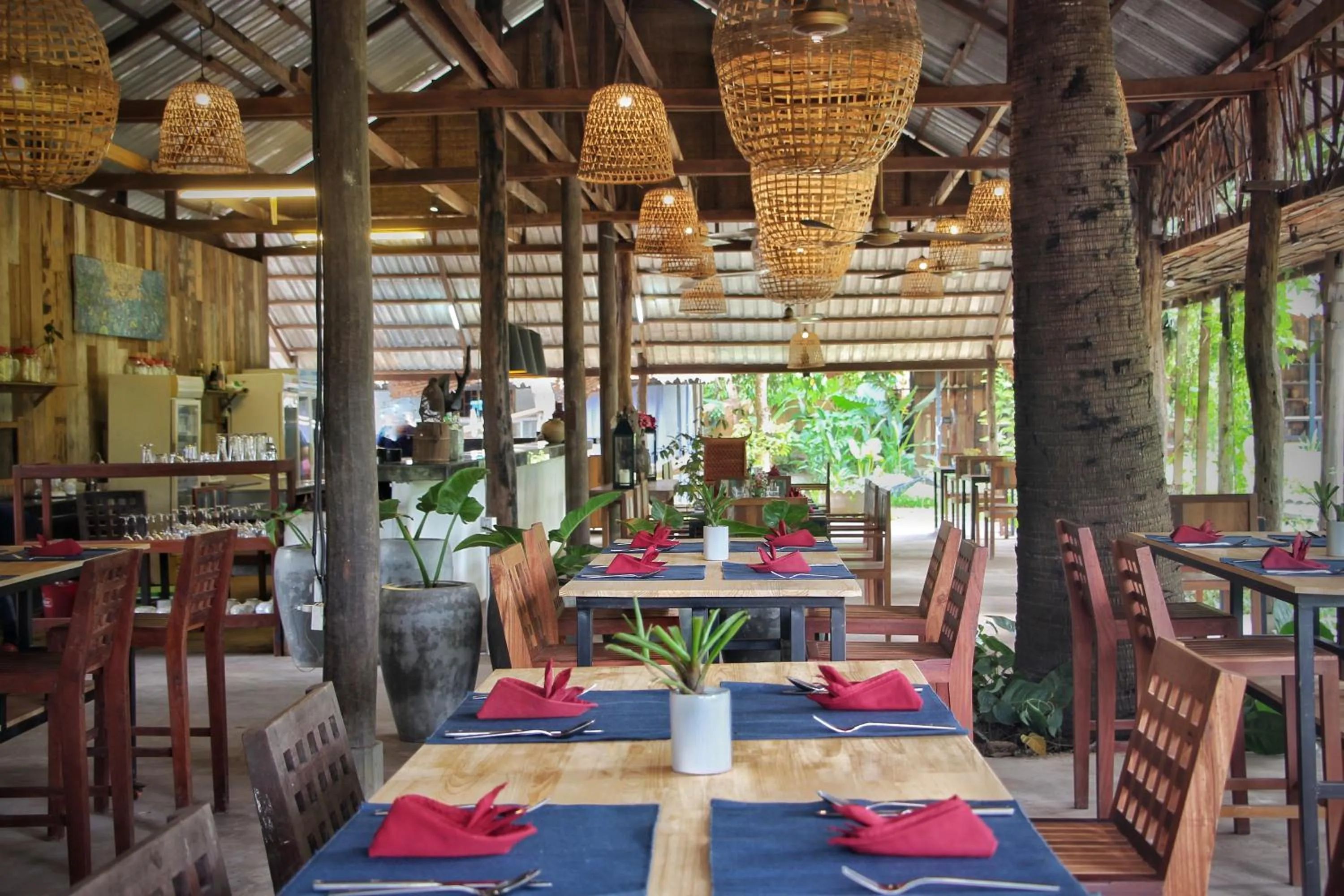 Restaurant/places to eat in Isann Lodge