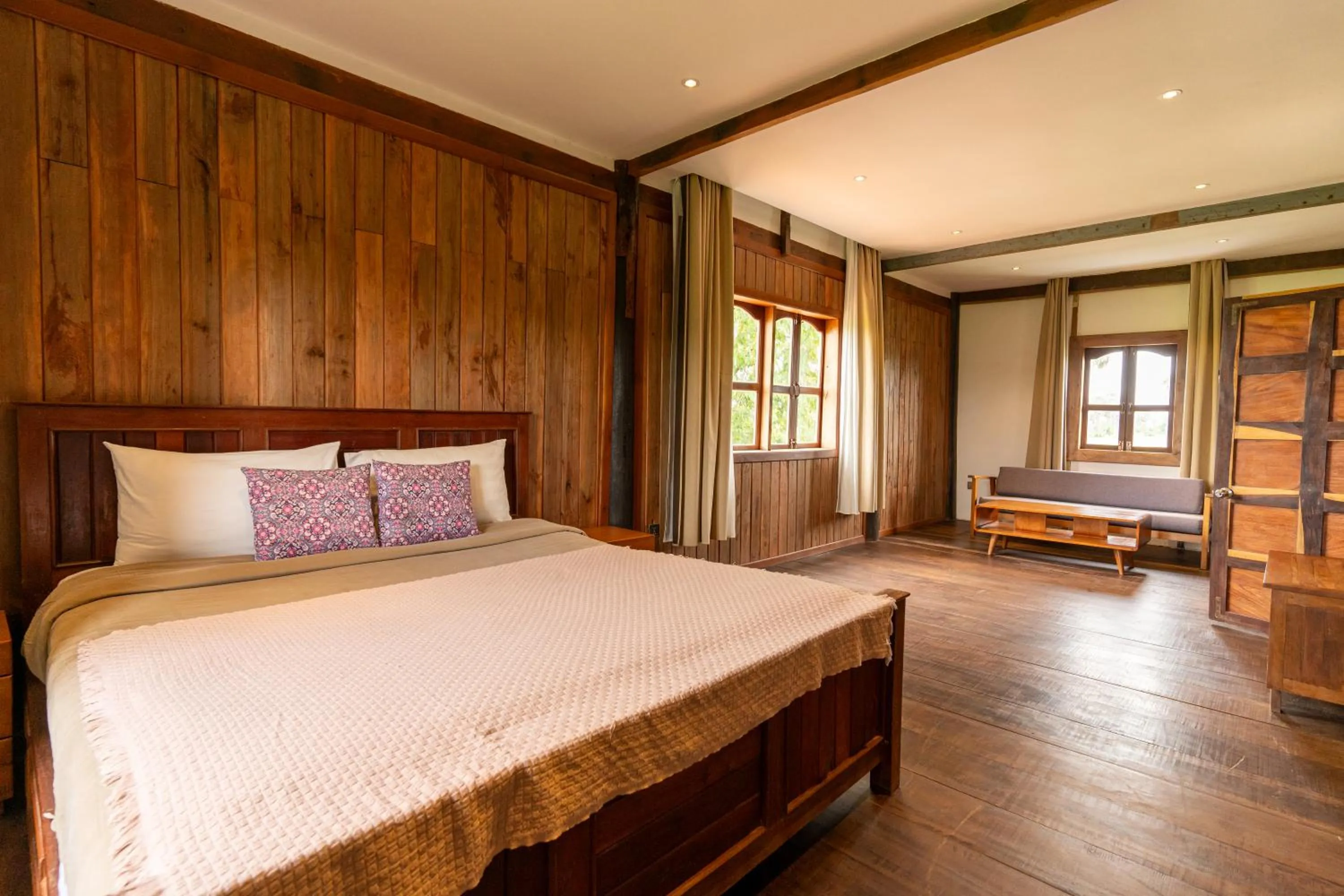 Bedroom, Bed in Isann Lodge