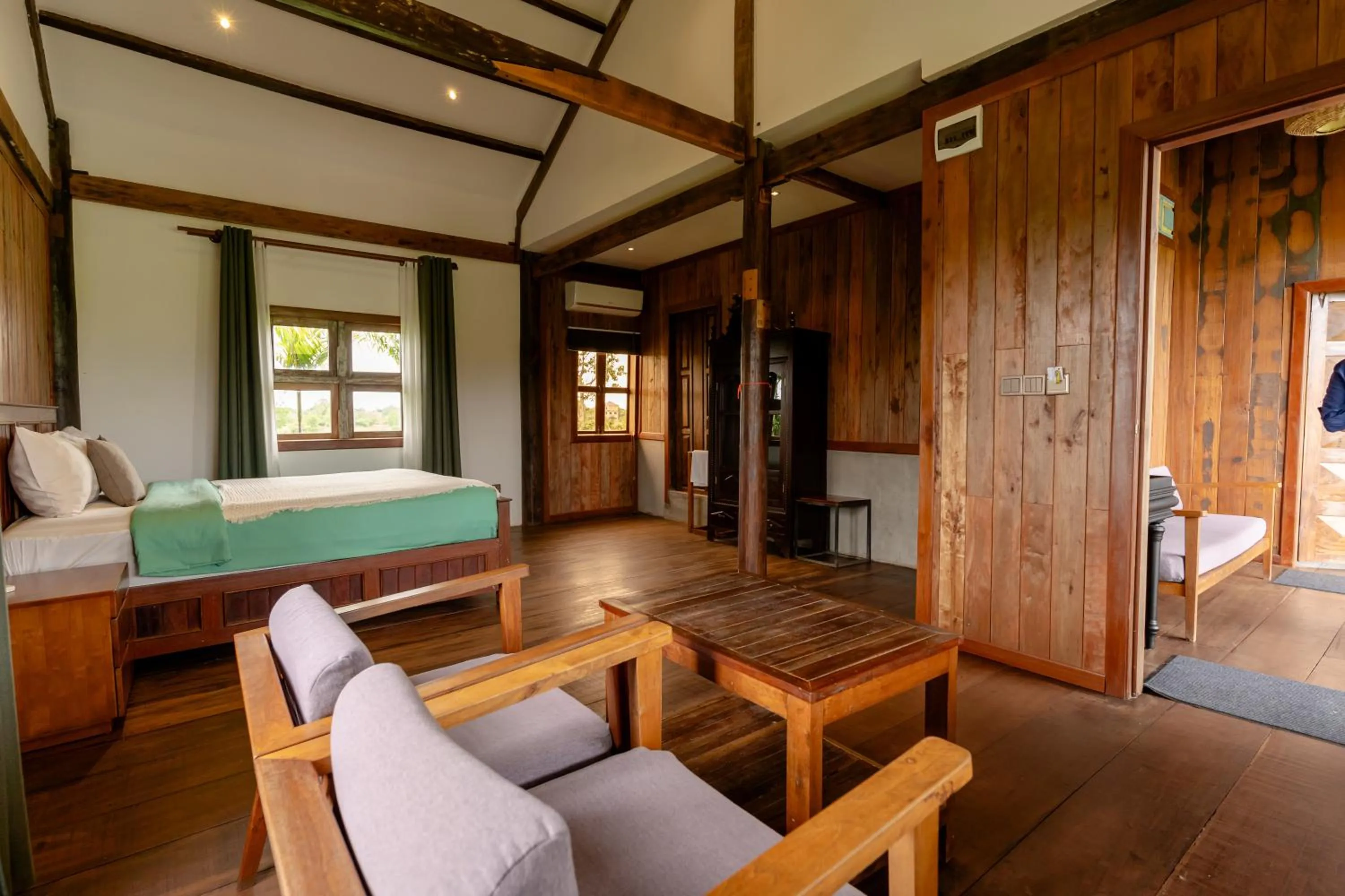 Bedroom, Bed in Isann Lodge