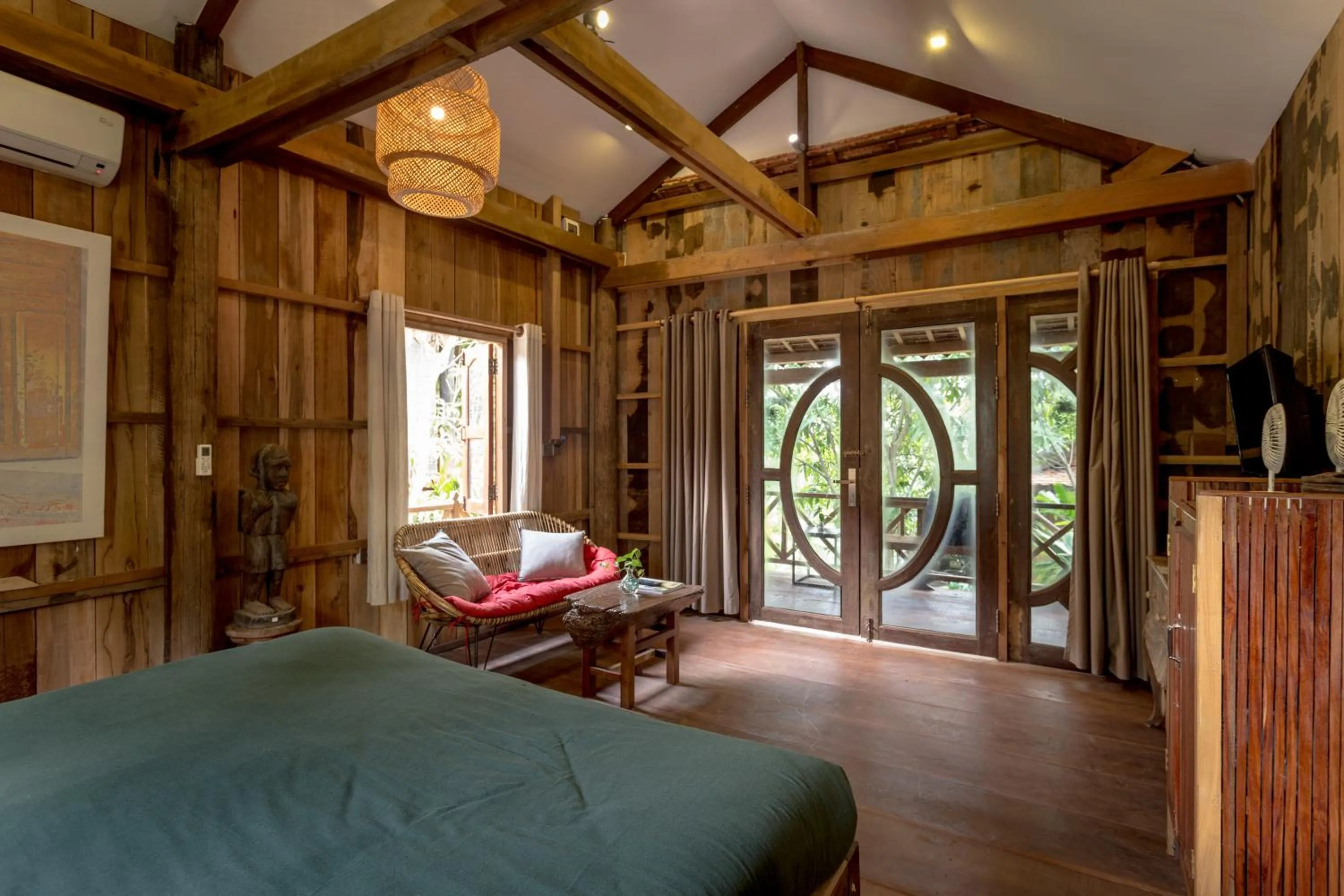 Photo of the whole room in Isann Lodge