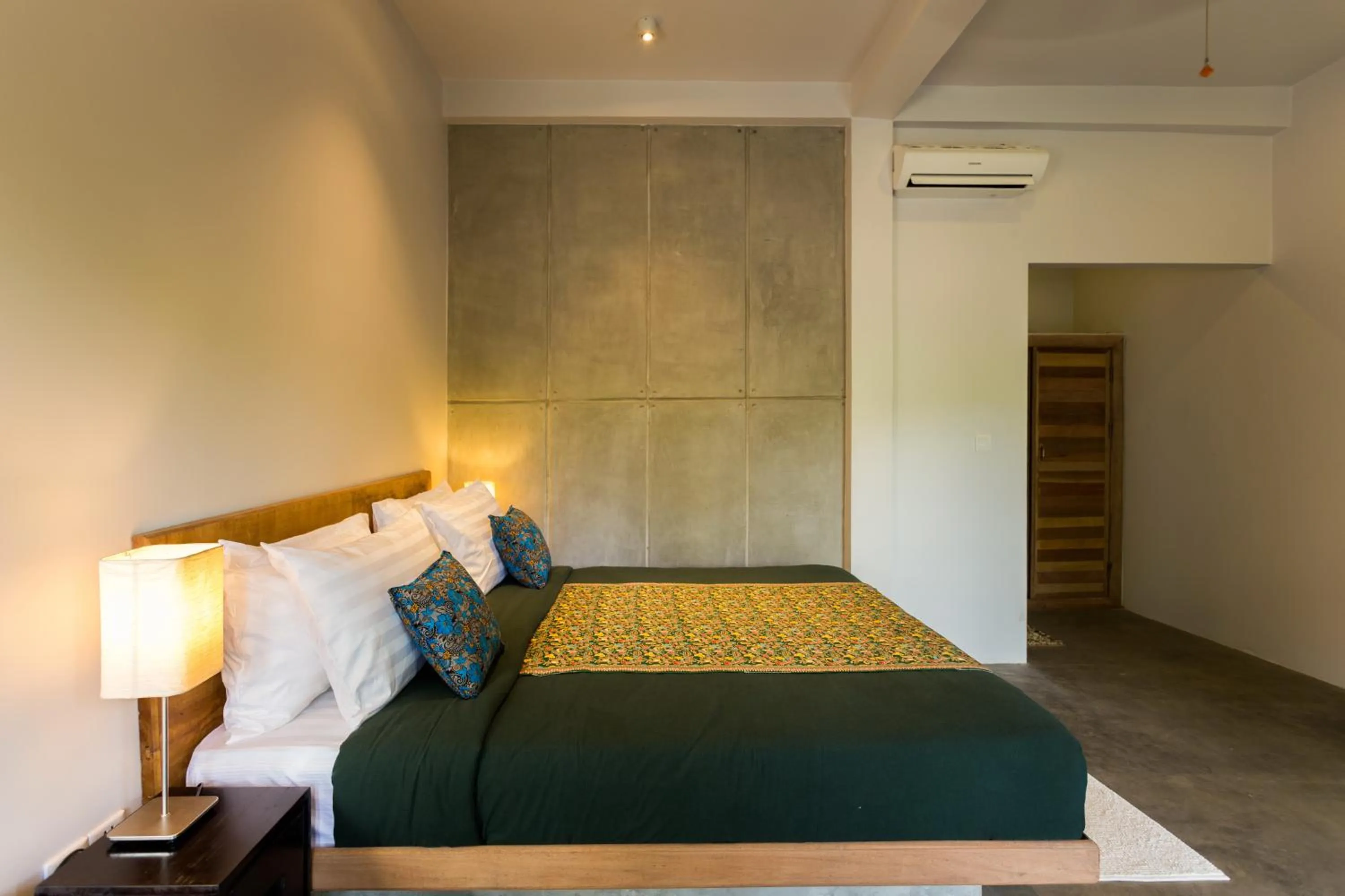 Bedroom, Bed in Isann Lodge