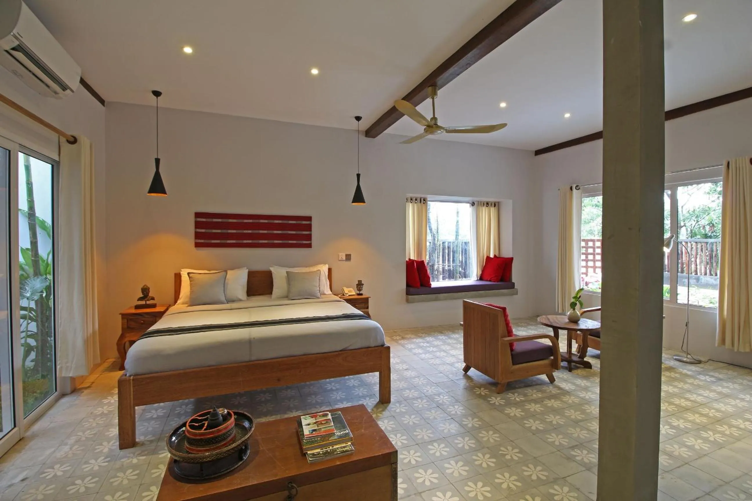 Photo of the whole room in Isann Lodge