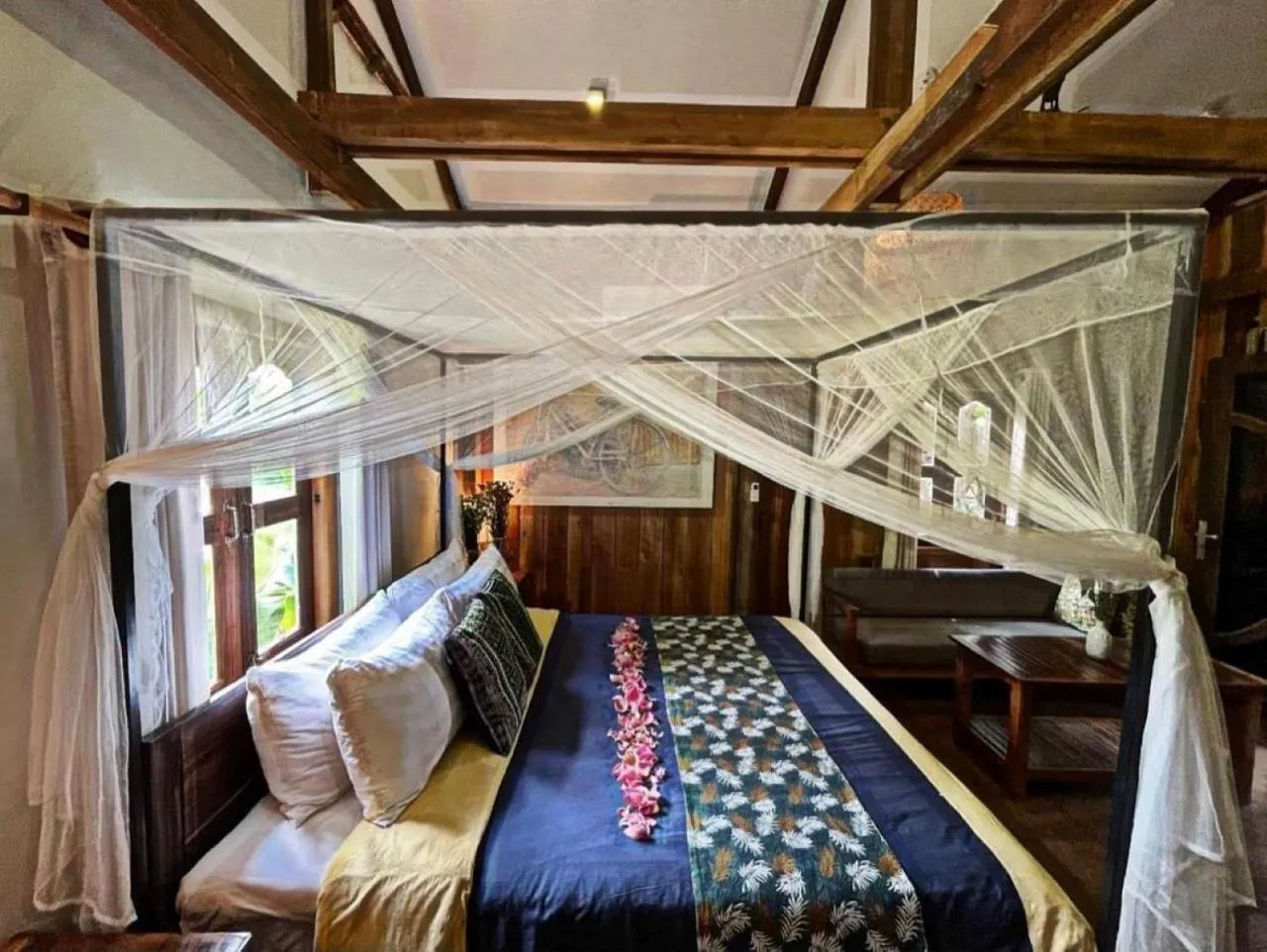 Bedroom, Bed in Isann Lodge