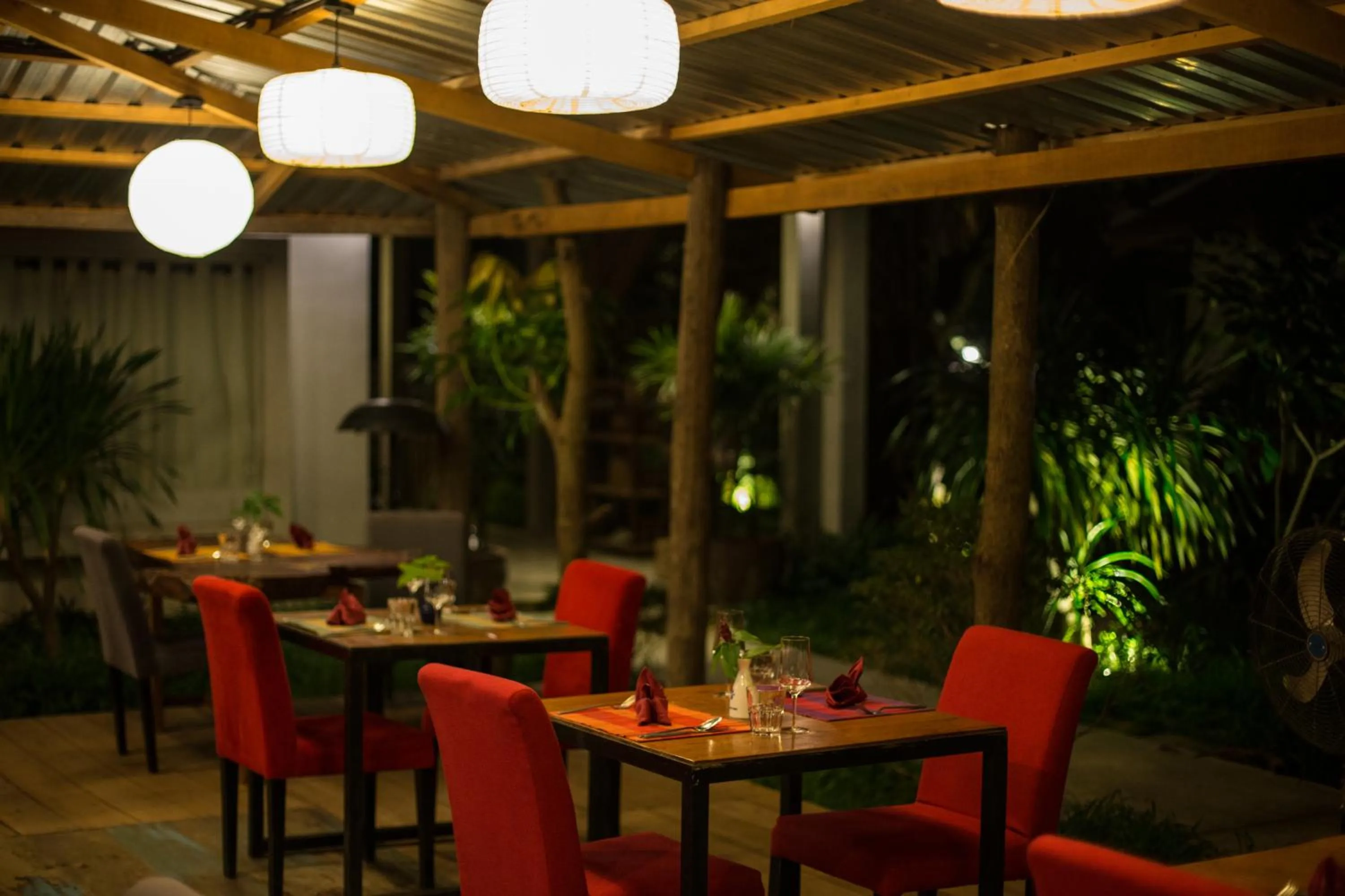 Restaurant/places to eat in Isann Lodge