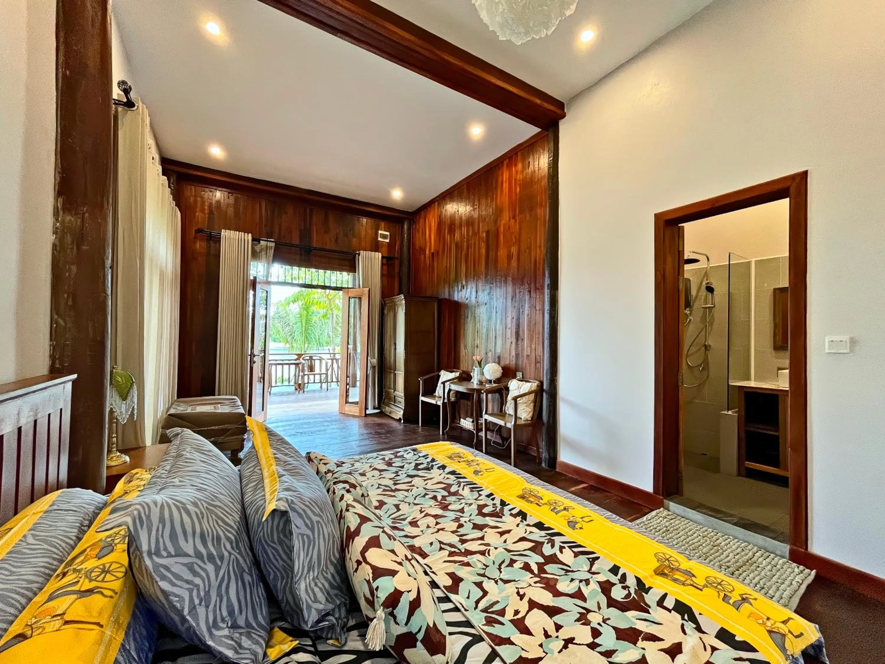 Bedroom, Bed in Isann Lodge