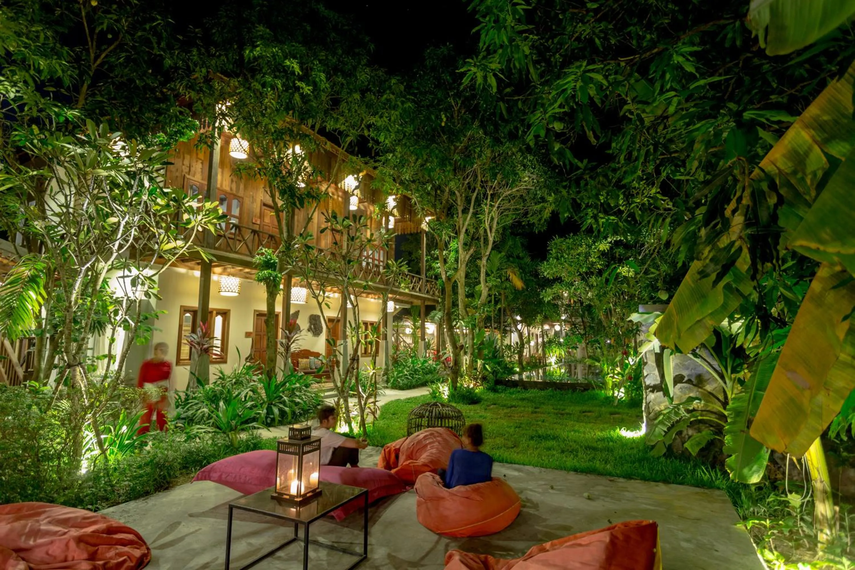 Guests in Isann Lodge