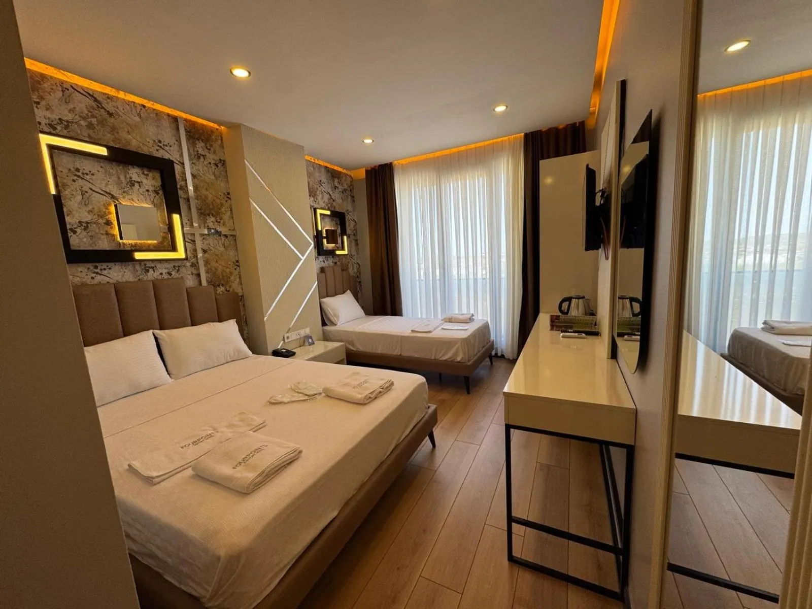 Bedroom, Bed in Fourpoints Airport Hotel