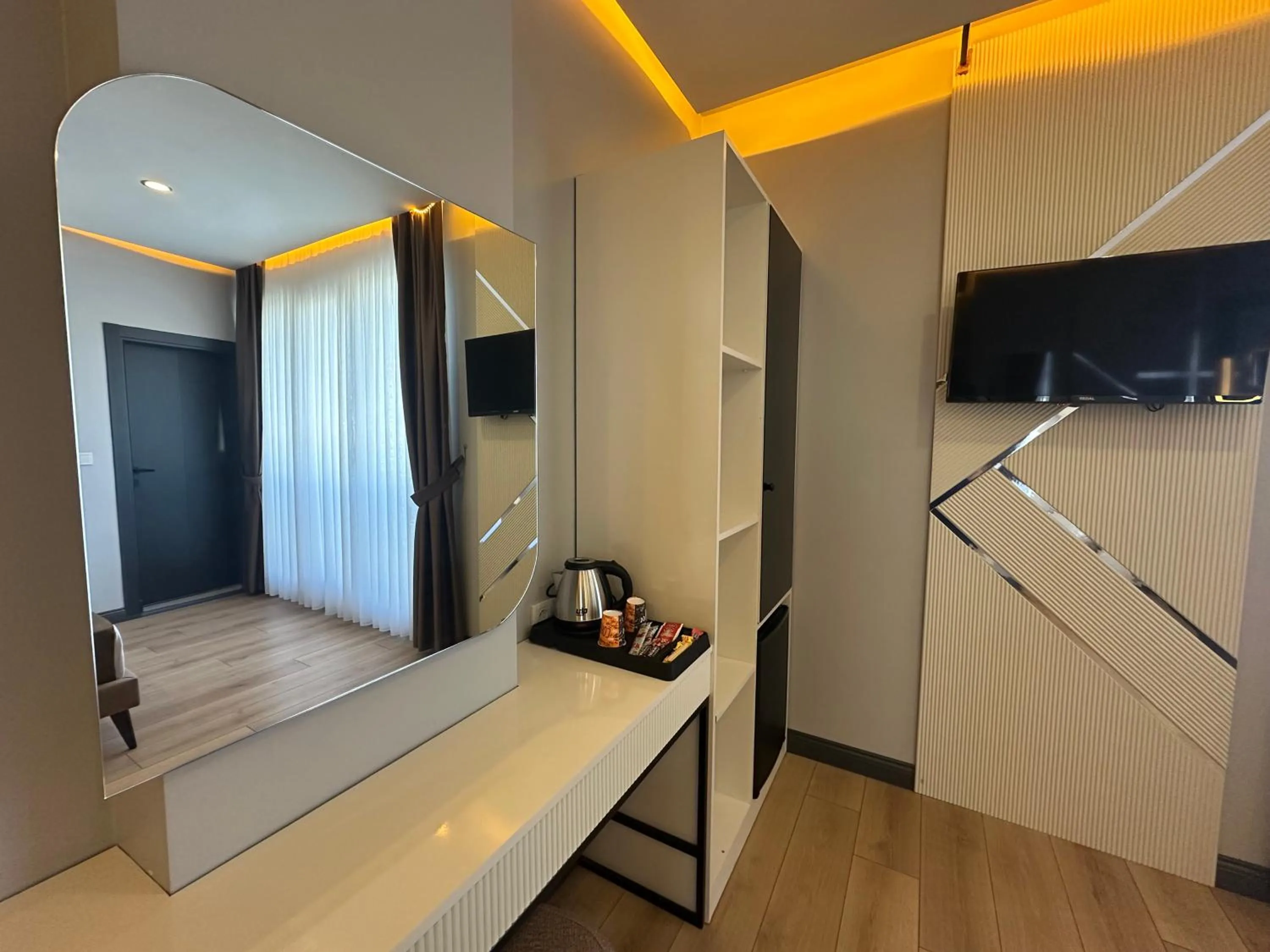 Photo of the whole room, Bed in Fourpoints Airport Hotel