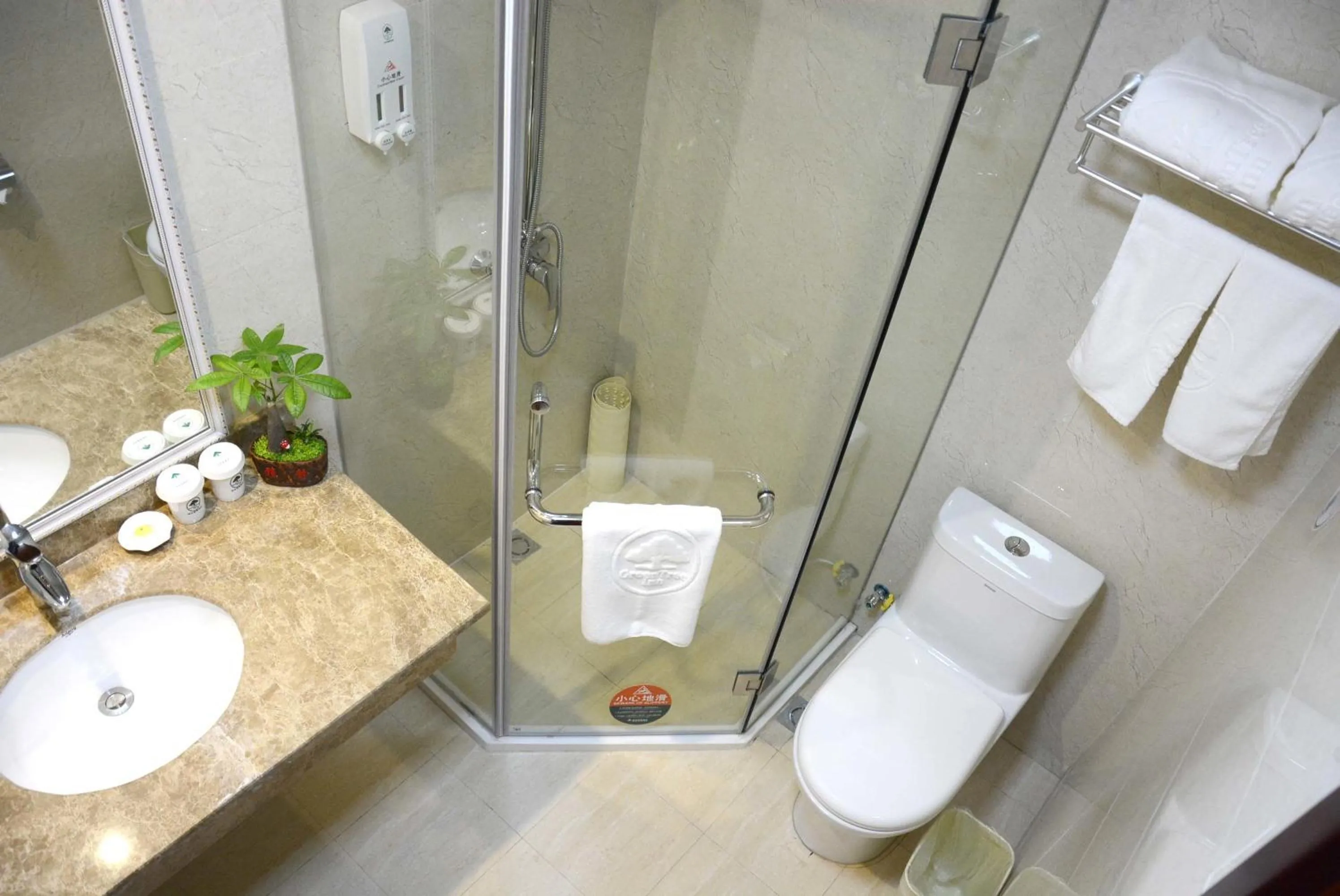 Bathroom in GreenTree Inn JiangSu WuXi YiXing East LongTan Road DongJiu Business Hotel