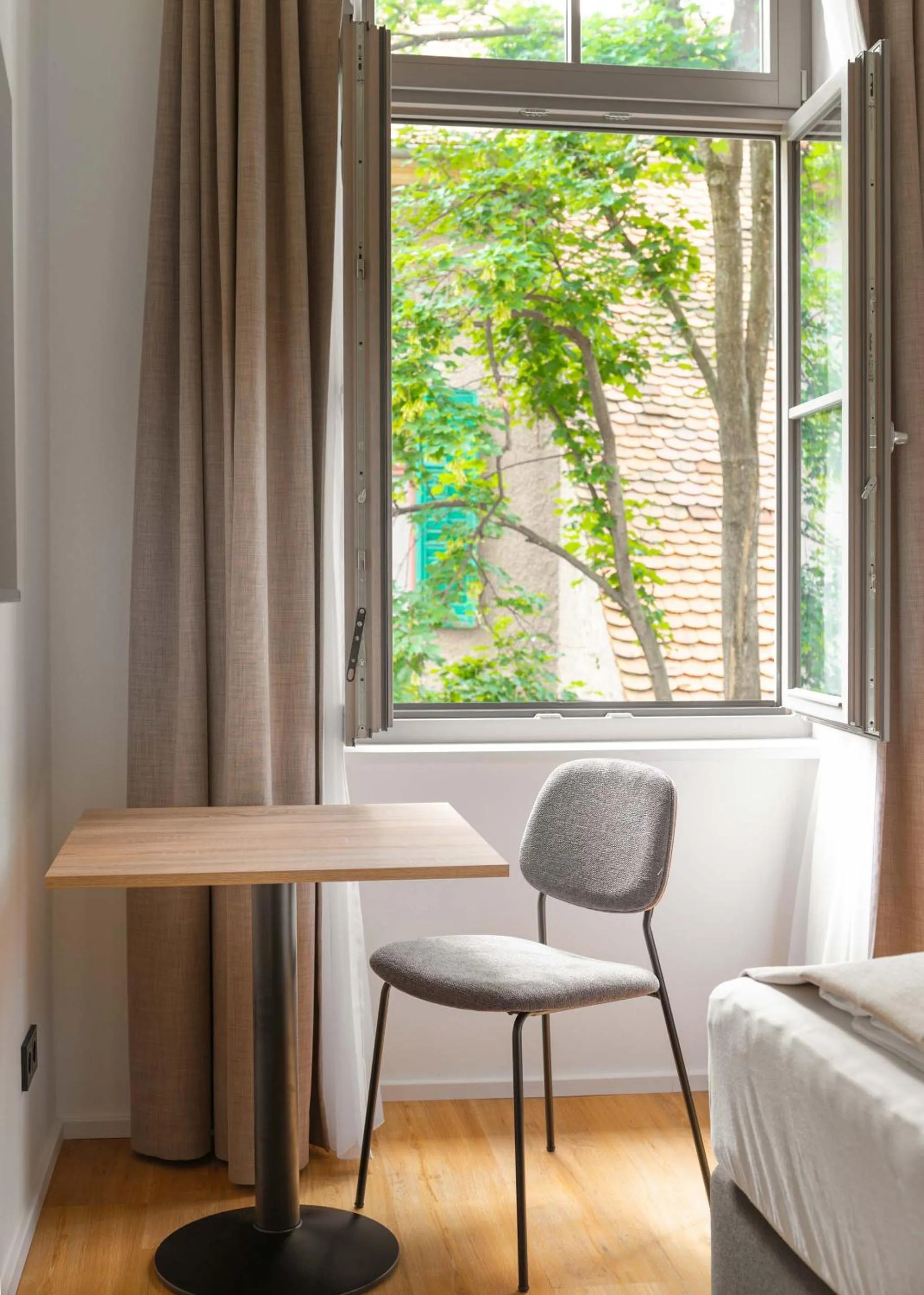 Dining area in Limehome Graz Trauttmansdorffgasse