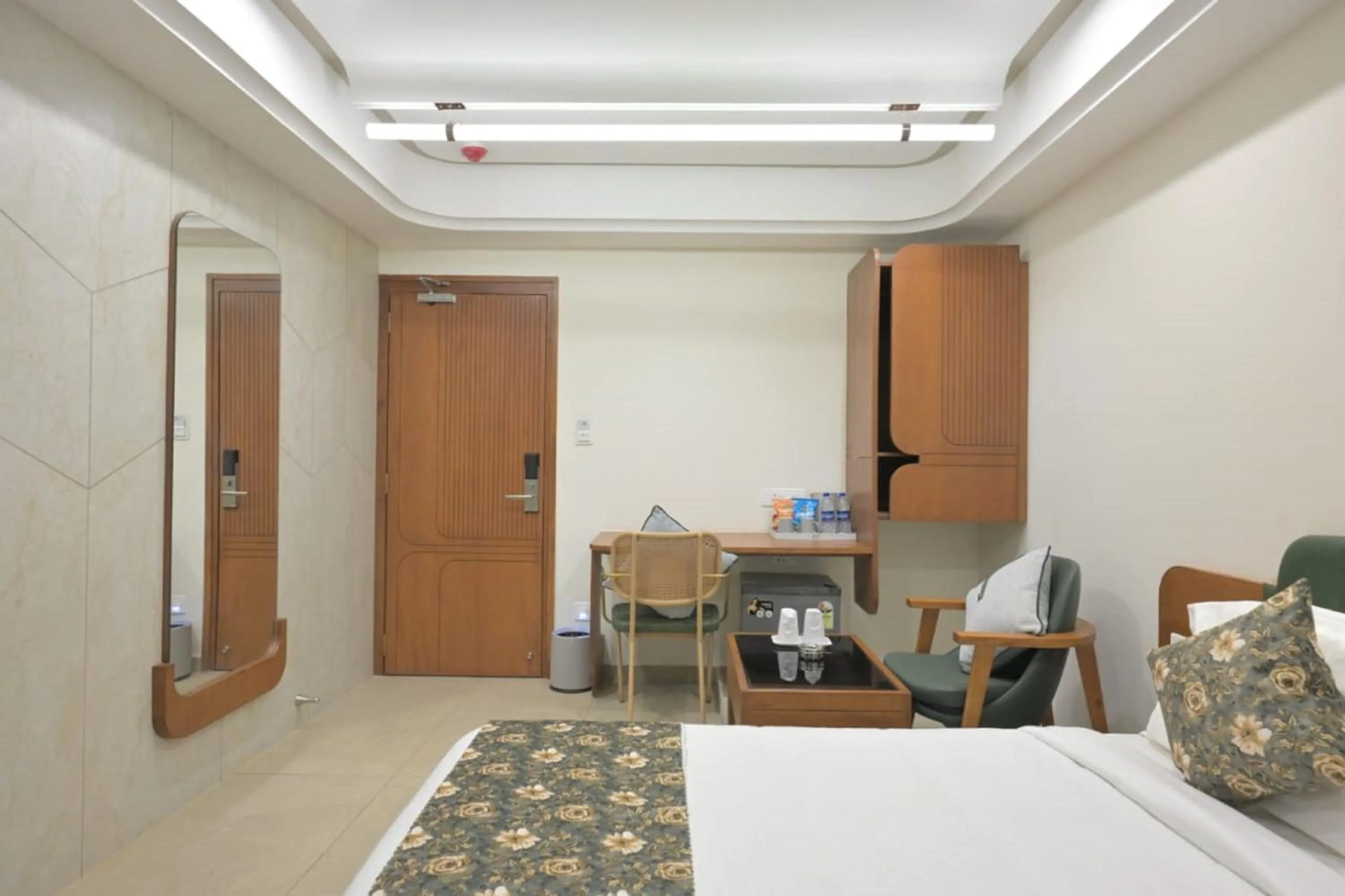 Seating area, Bed in Hotel Grand Arose