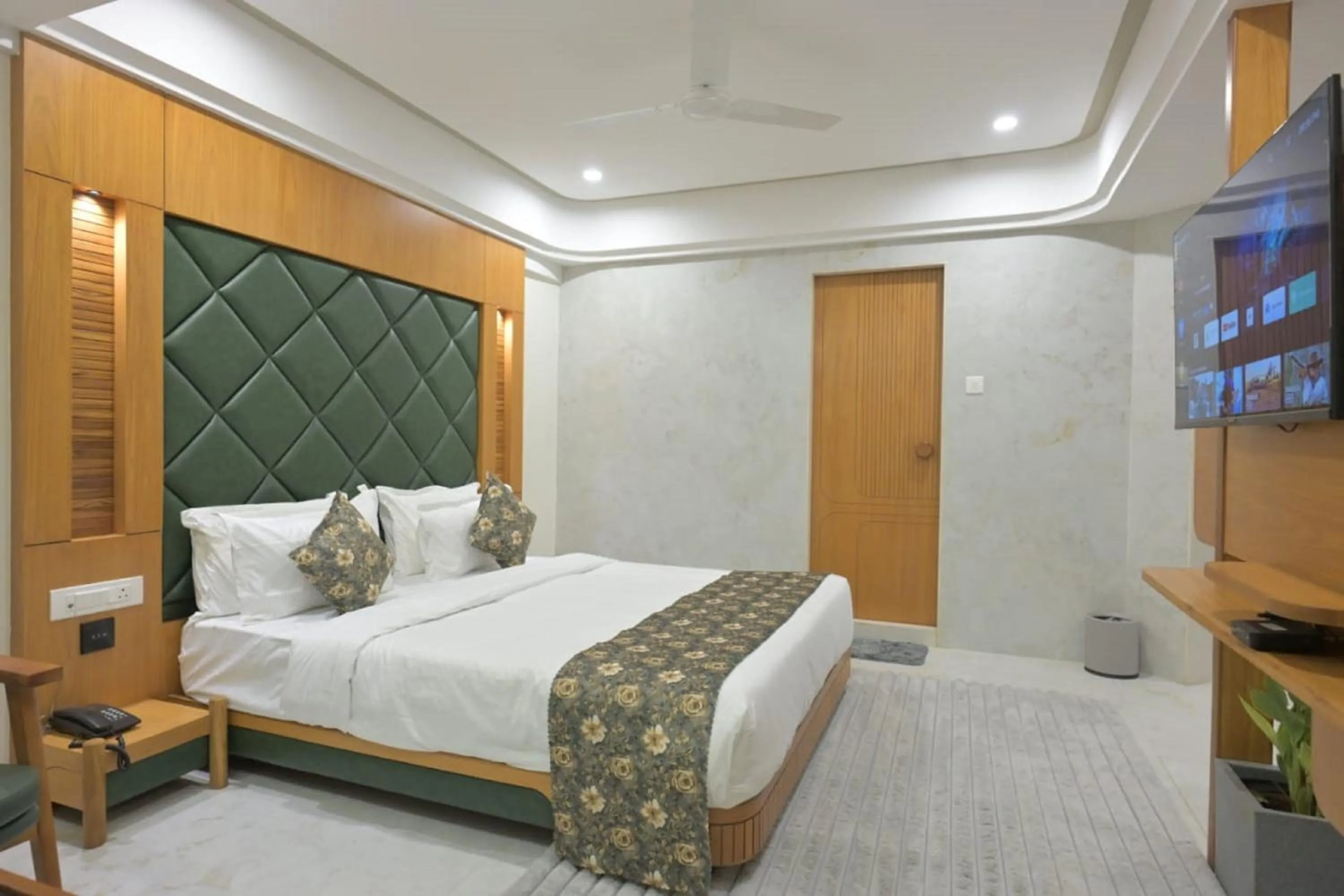 Bed in Hotel Grand Arose