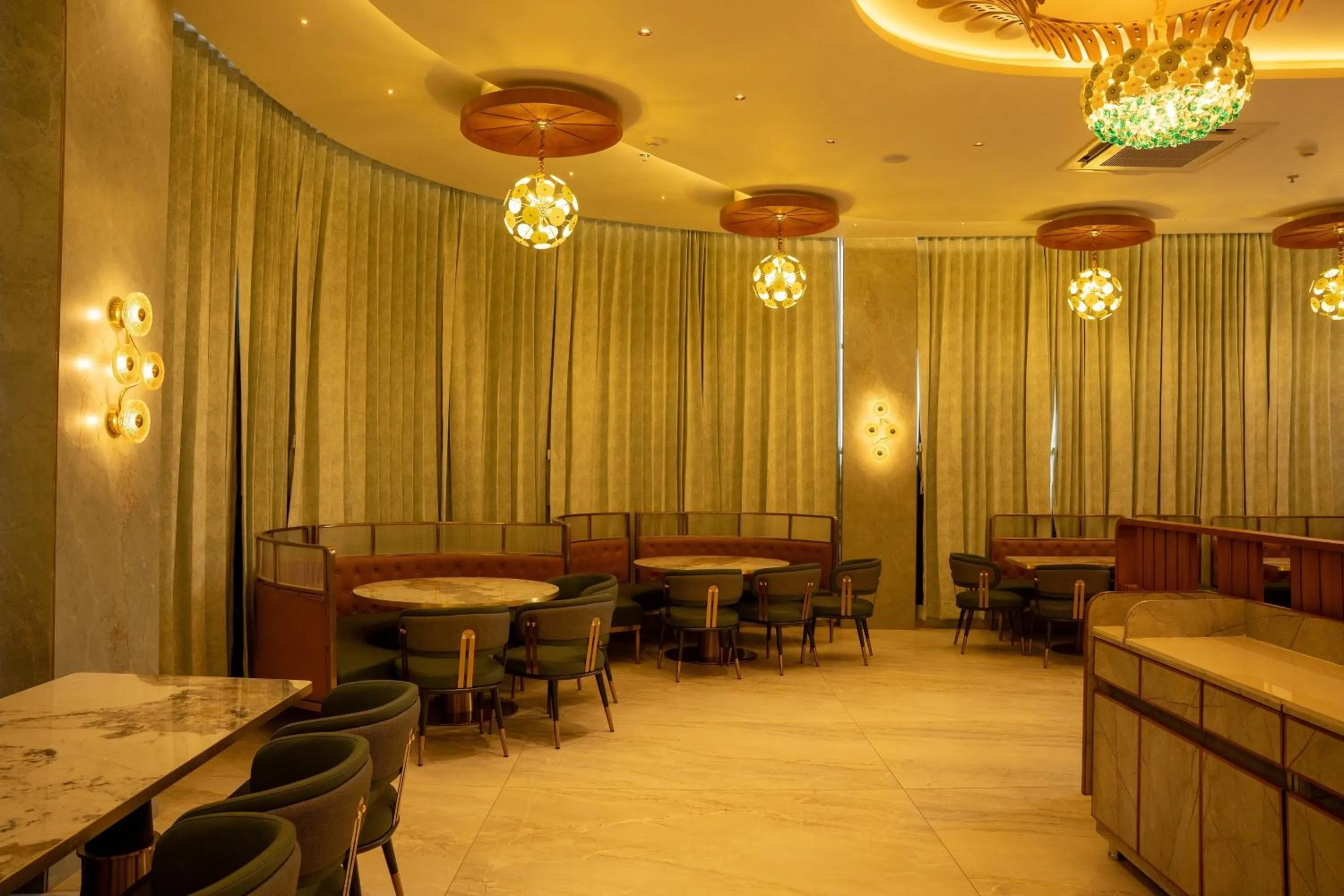 Restaurant/places to eat in Hotel Grand Arose