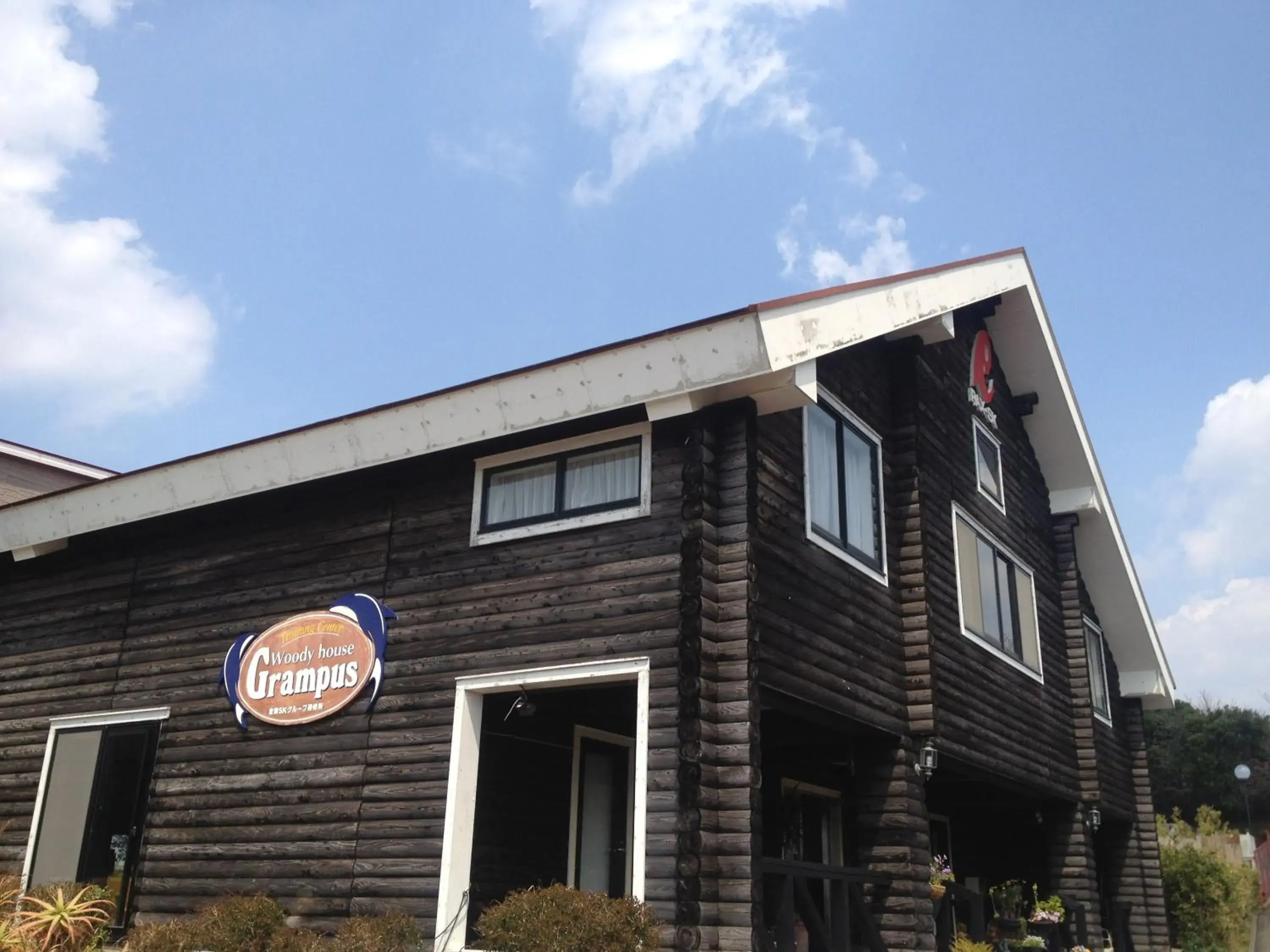 Facade/entrance in Grampus Inn Shirahama Facade/entrance in Grampus Inn Shirahama