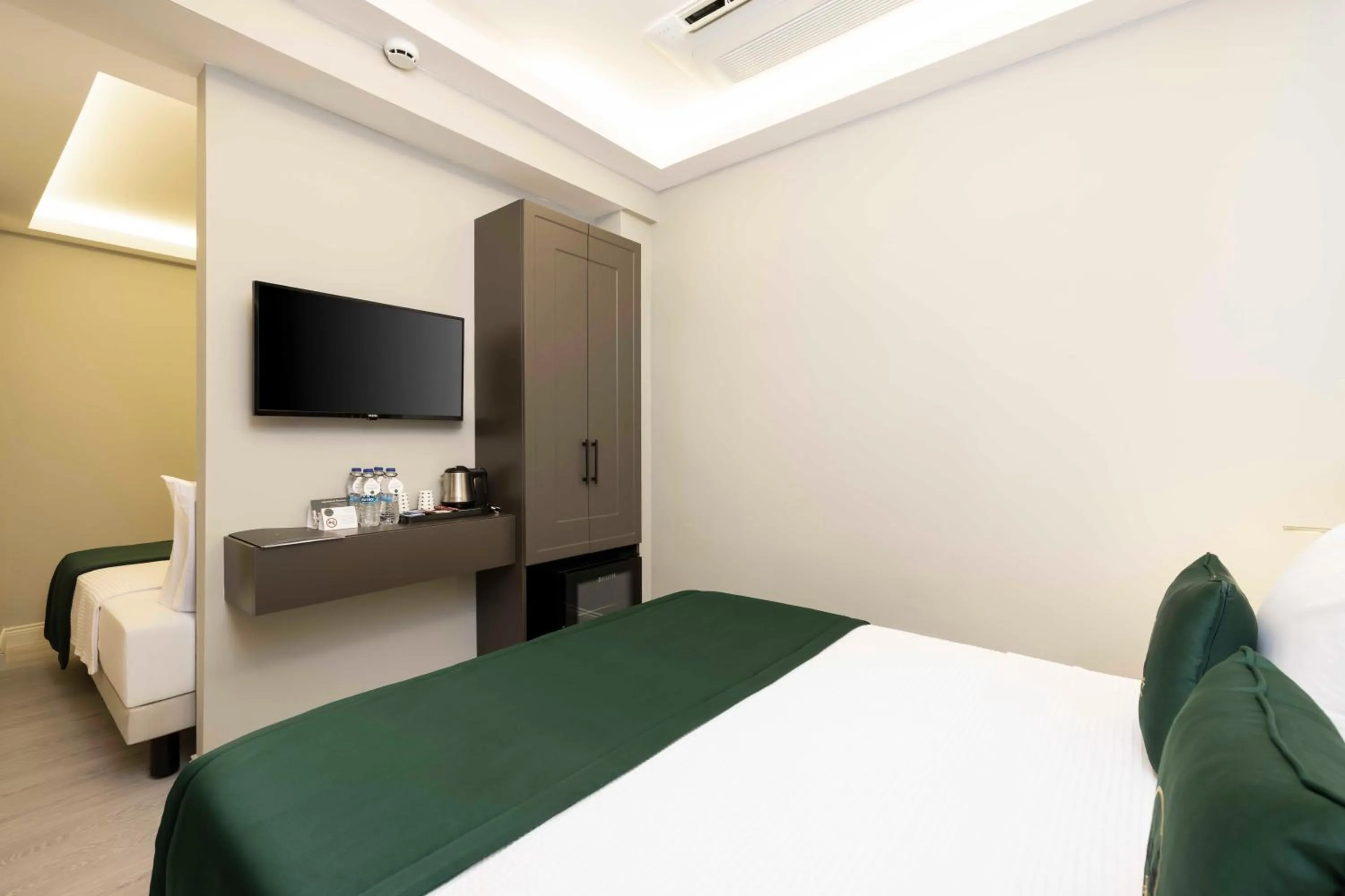 room service, Bed in Sistina Old City Hotel