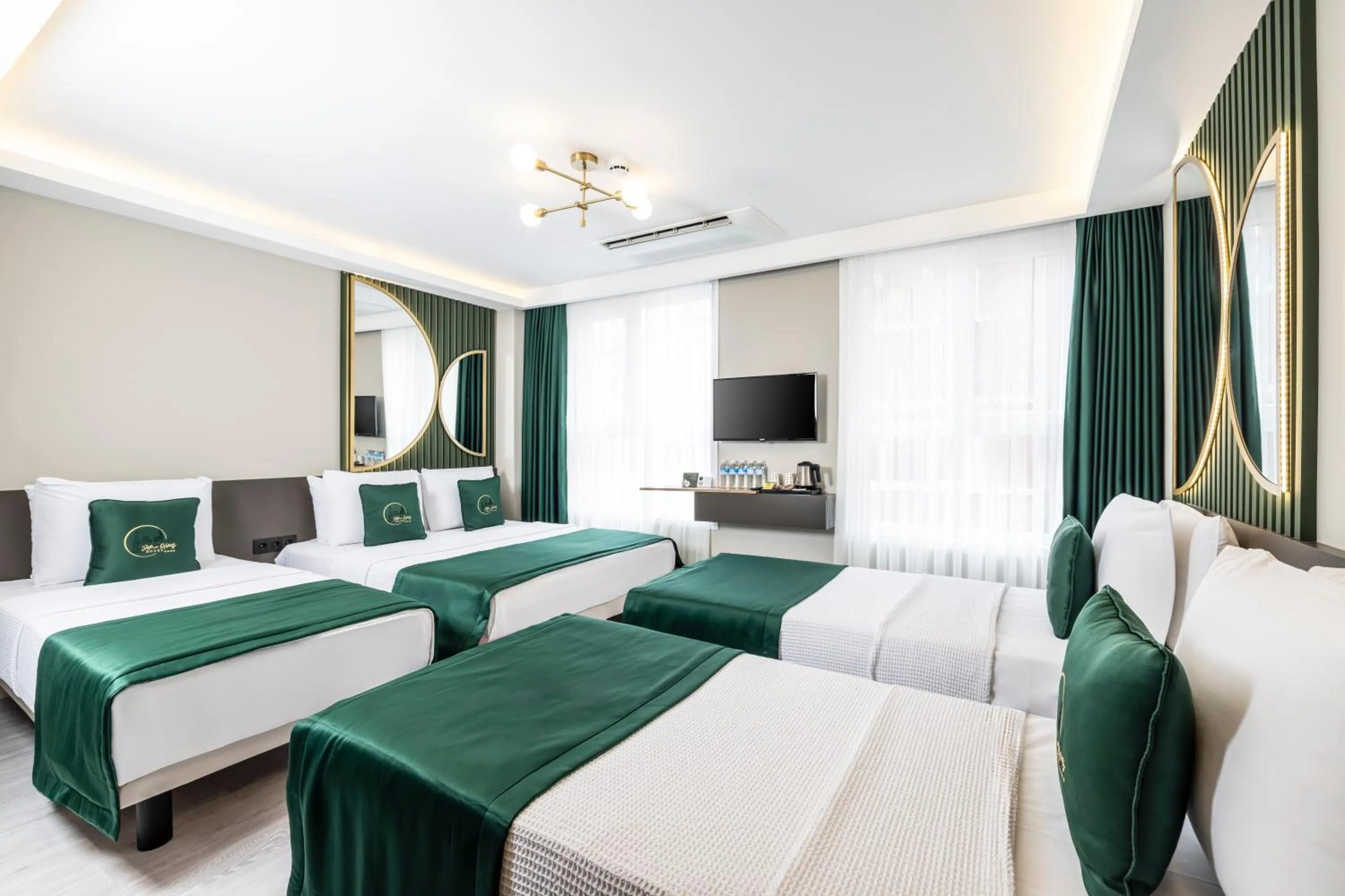 Photo of the whole room, Bed in Sistina Old City Hotel