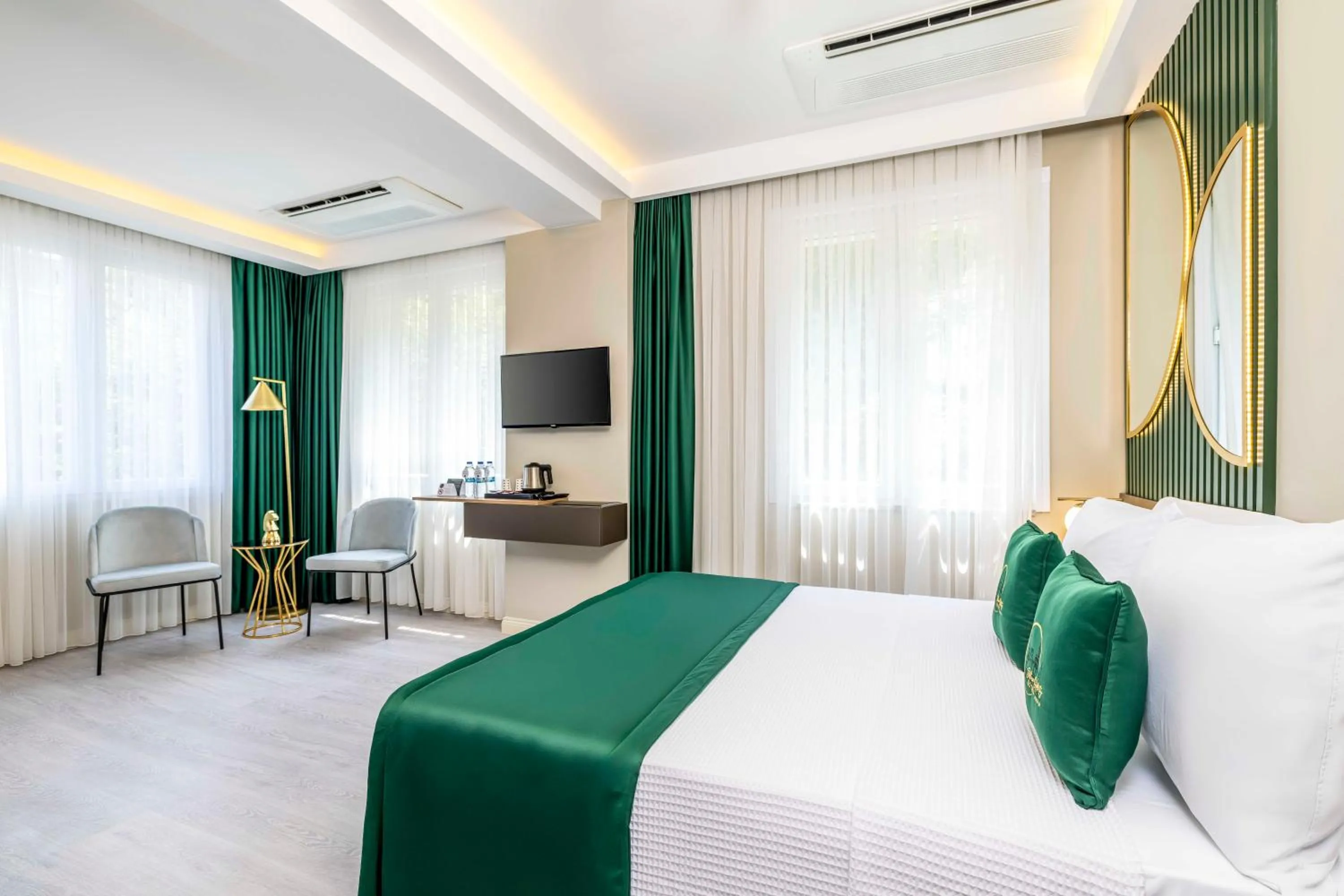 Communal lounge/ TV room, Bed in Sistina Old City Hotel