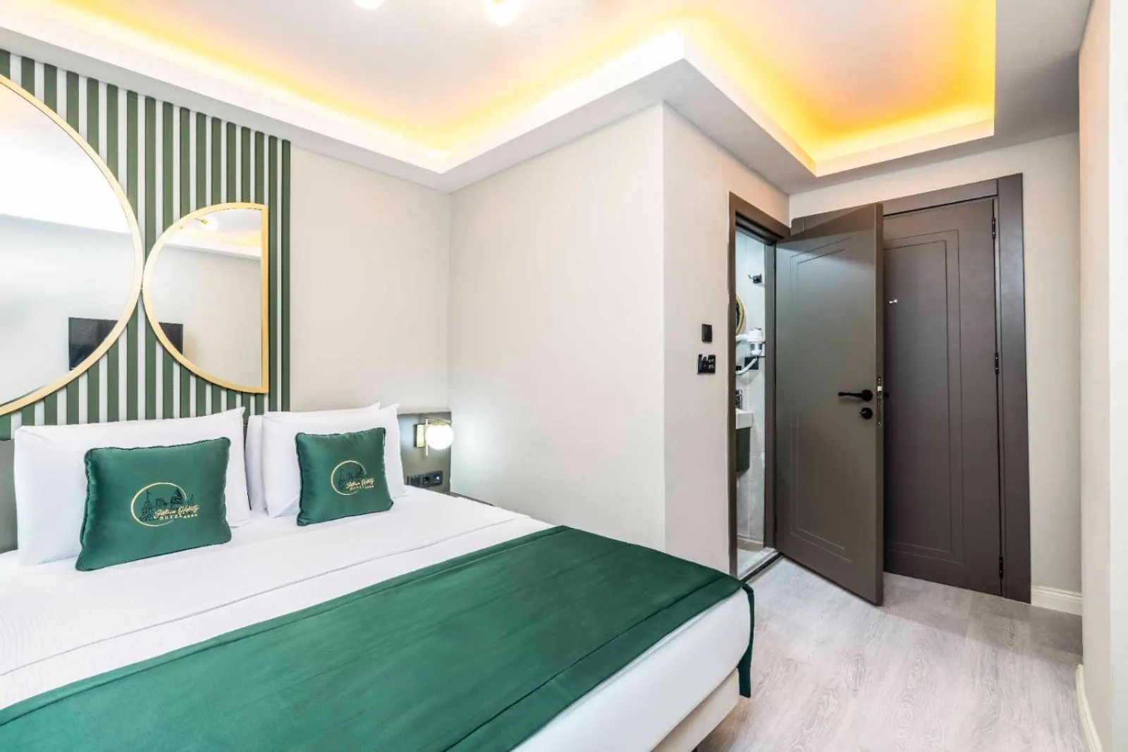 room service, Bed in Sistina Old City Hotel