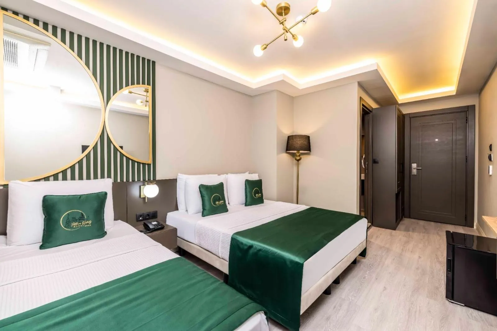 room service, Bed in Sistina Old City Hotel