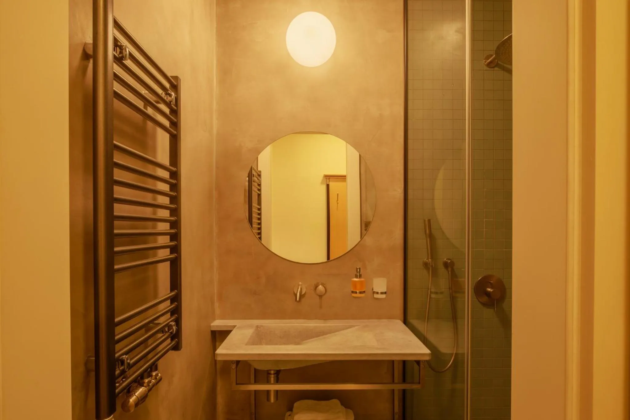 Shower in Hotel Golden Lamb