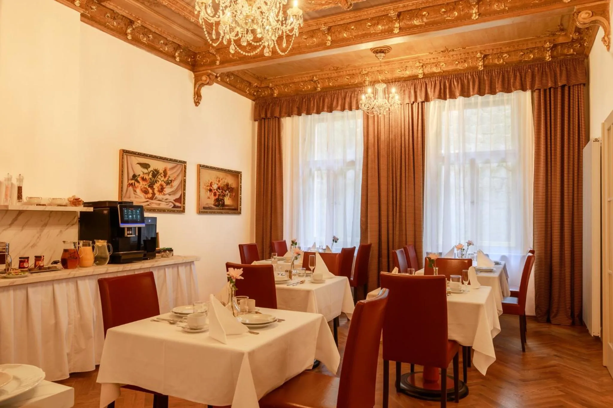 Restaurant/places to eat in Hotel Golden Lamb