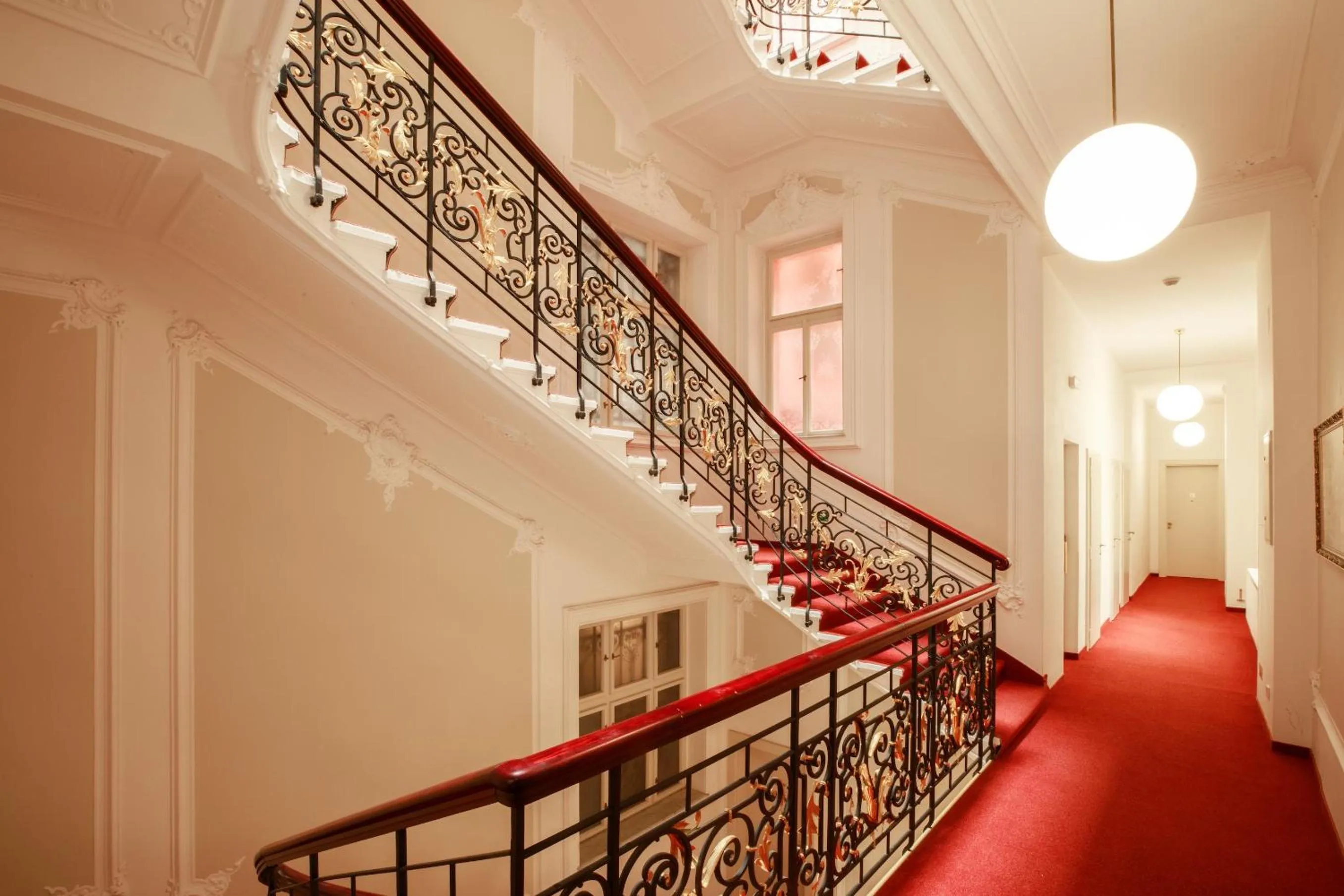 Property building in Hotel Golden Lamb