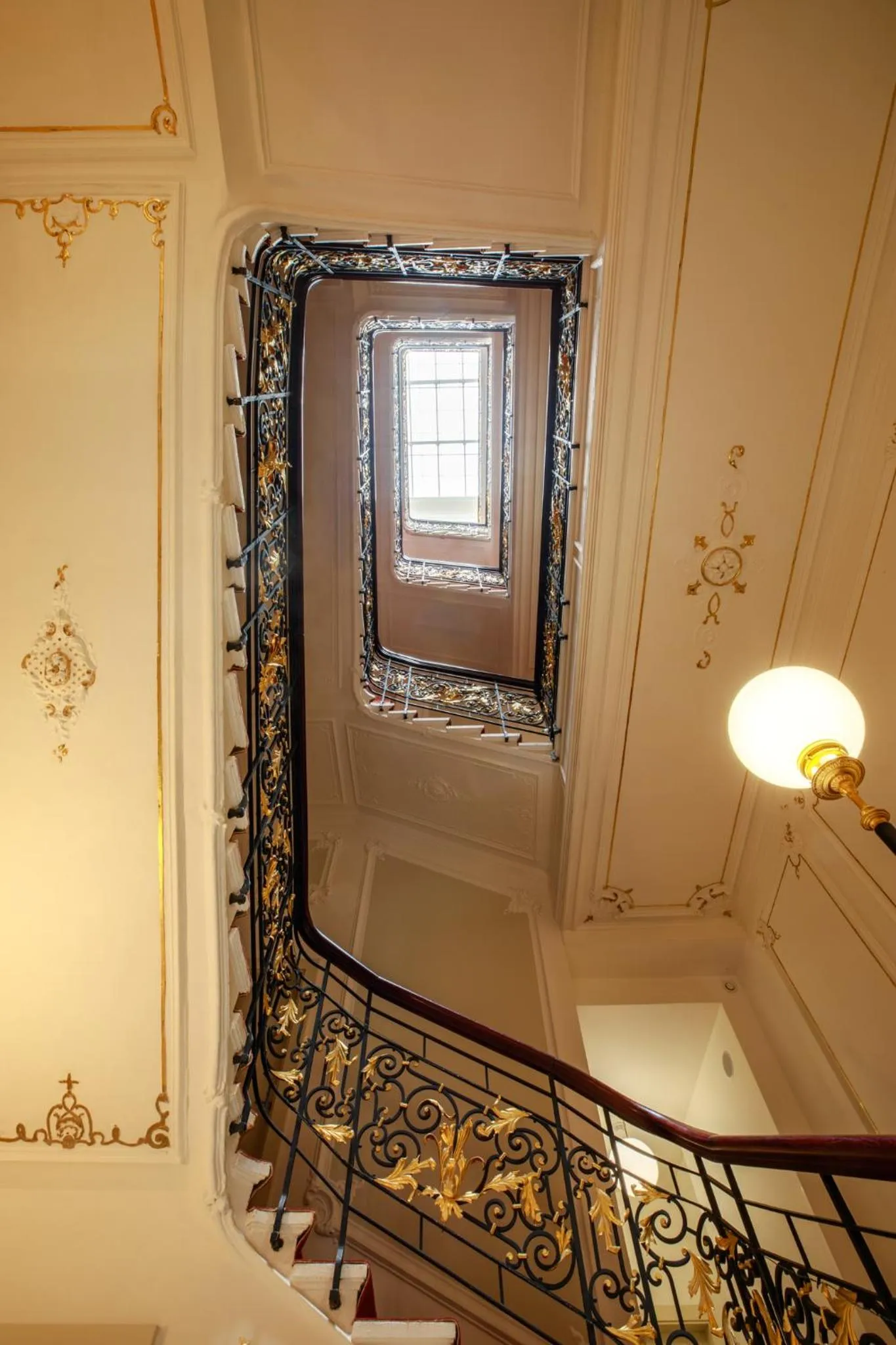 Property building in Hotel Golden Lamb