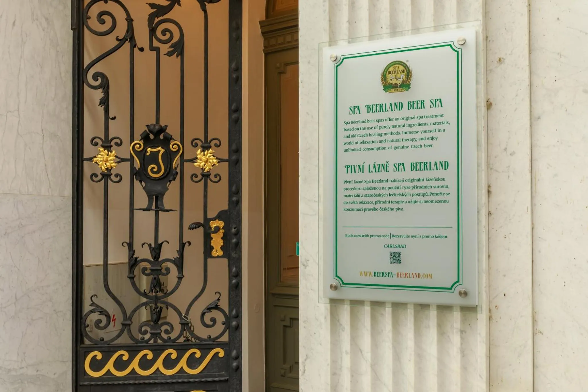 Facade/entrance in Hotel Golden Lamb