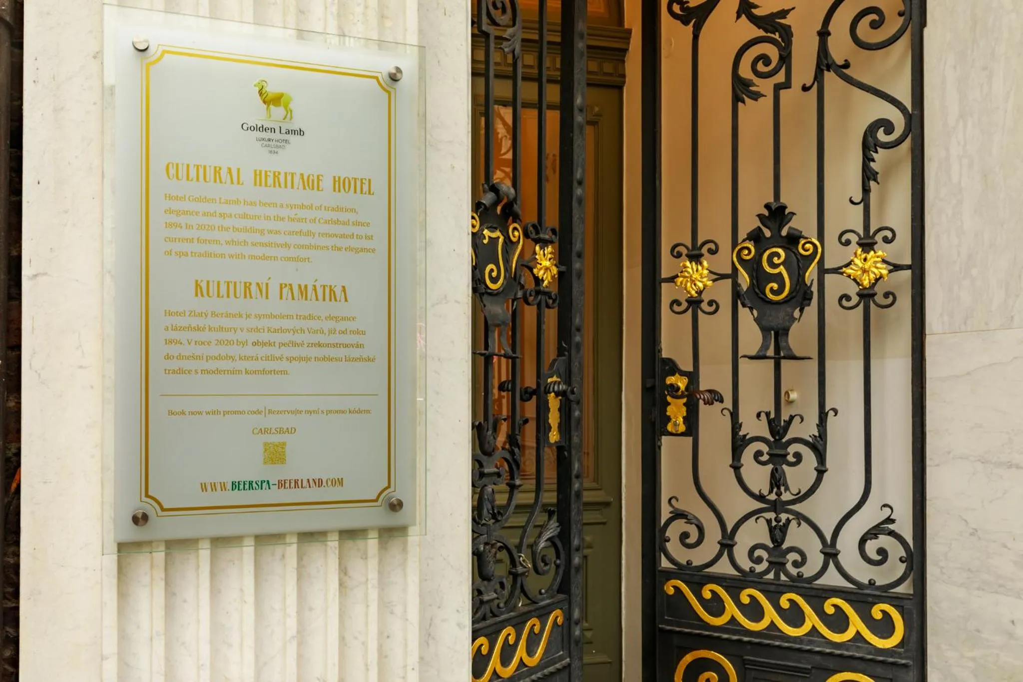 Facade/entrance in Hotel Golden Lamb