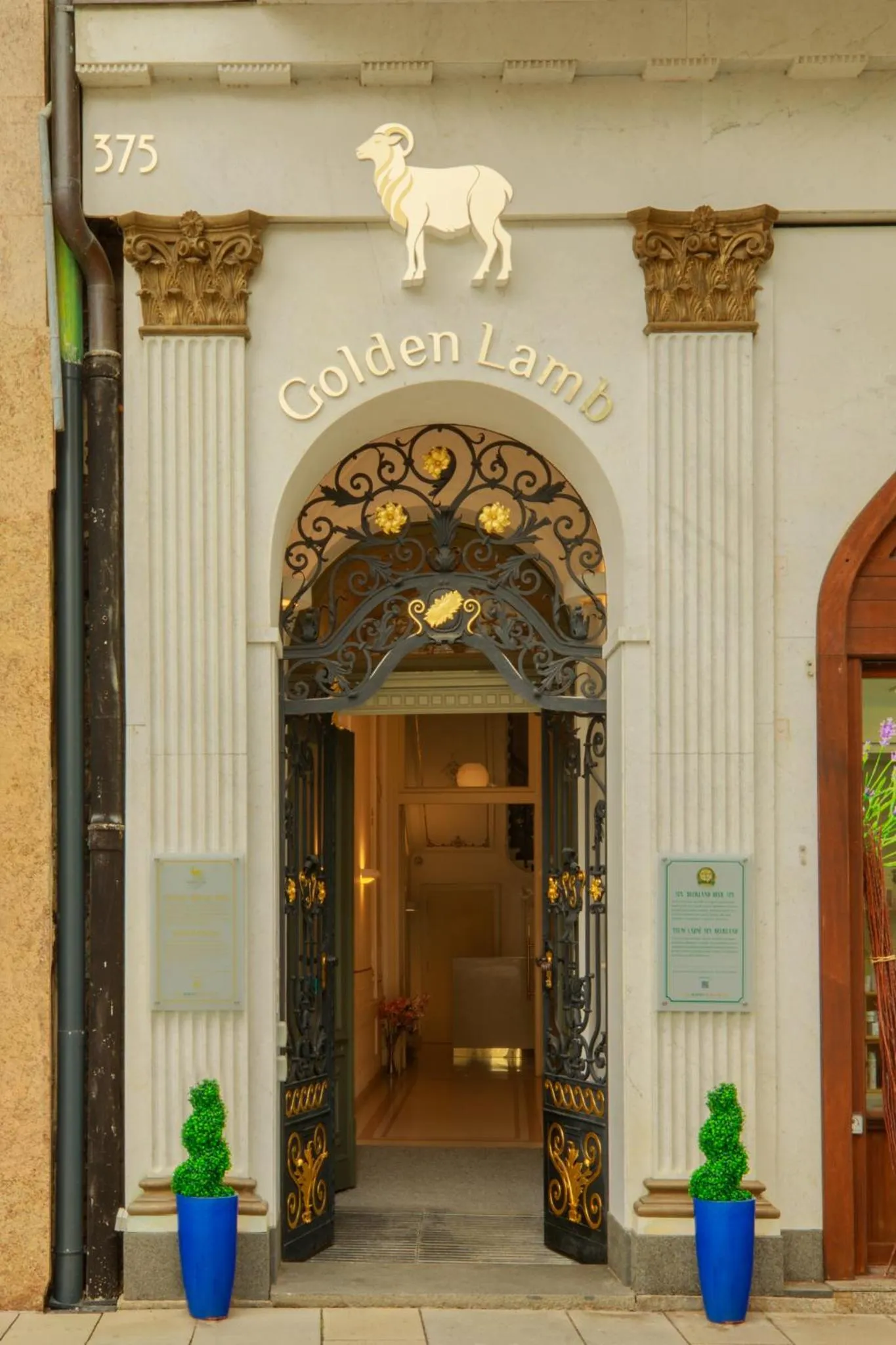 Property building in Hotel Golden Lamb