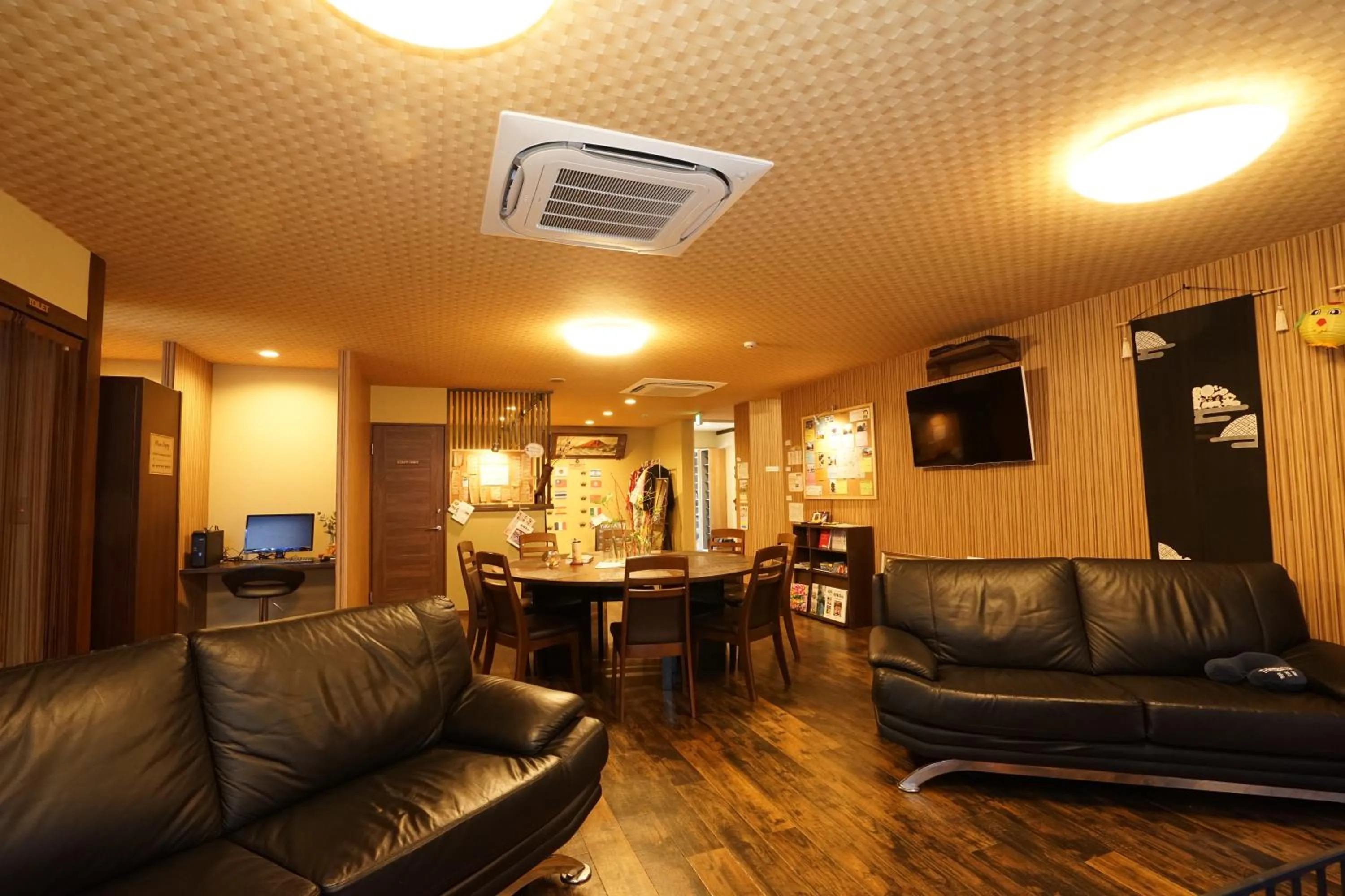 Communal lounge/ TV room in Guest House Ouka