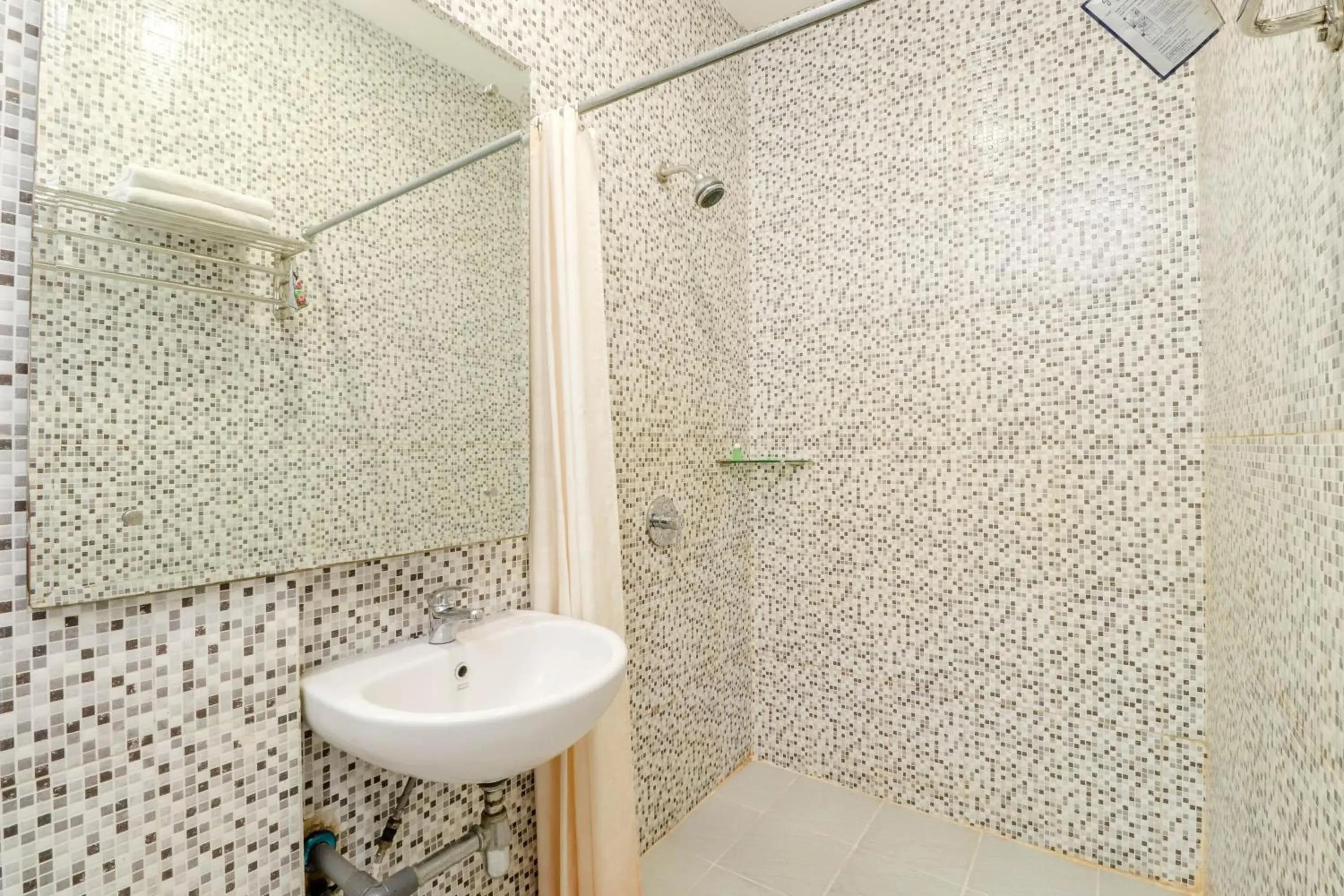 Bathroom in Blitz Hotel Batam Near Sultan Mahmud Ri'ayat Shah Bathroom in Blitz Hotel Batam Near Sultan Mahmud Ri'ayat Shah