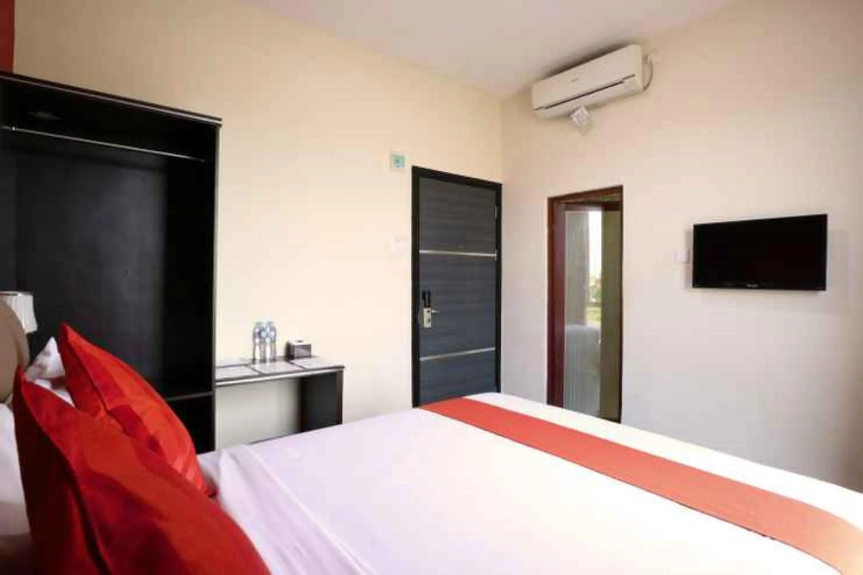 Bedroom, Bed in Blitz Hotel Batam Near Sultan Mahmud Ri'ayat Shah
