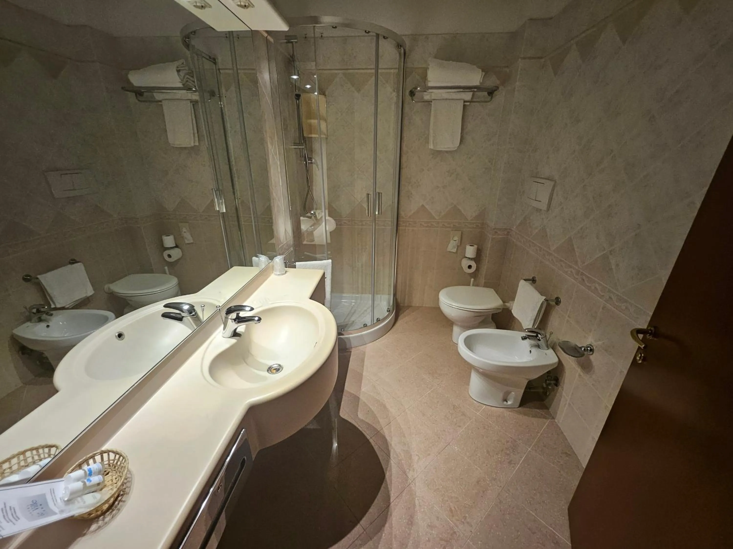 Toilet in Hotel Le Ville