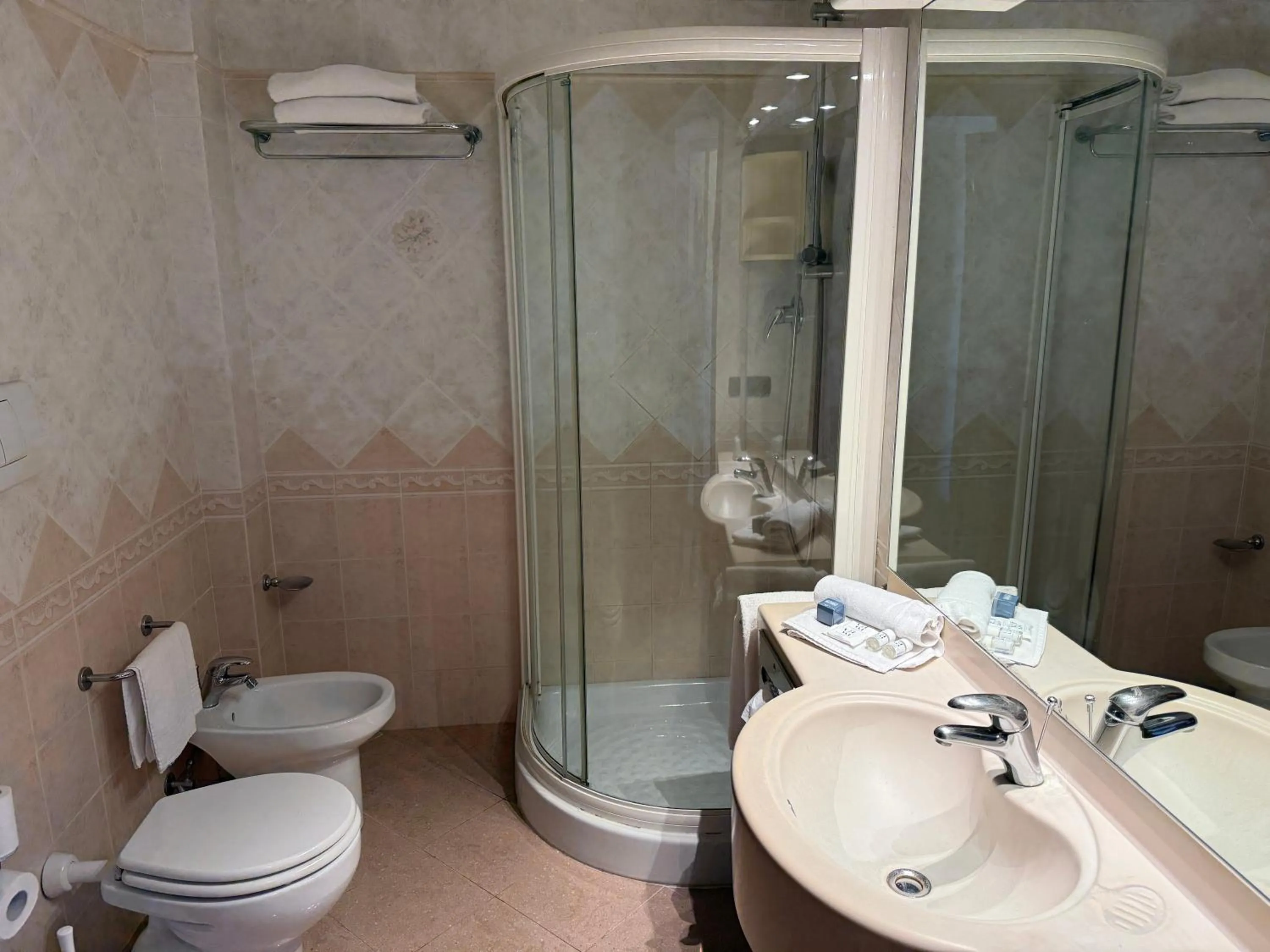 Toilet in Hotel Le Ville