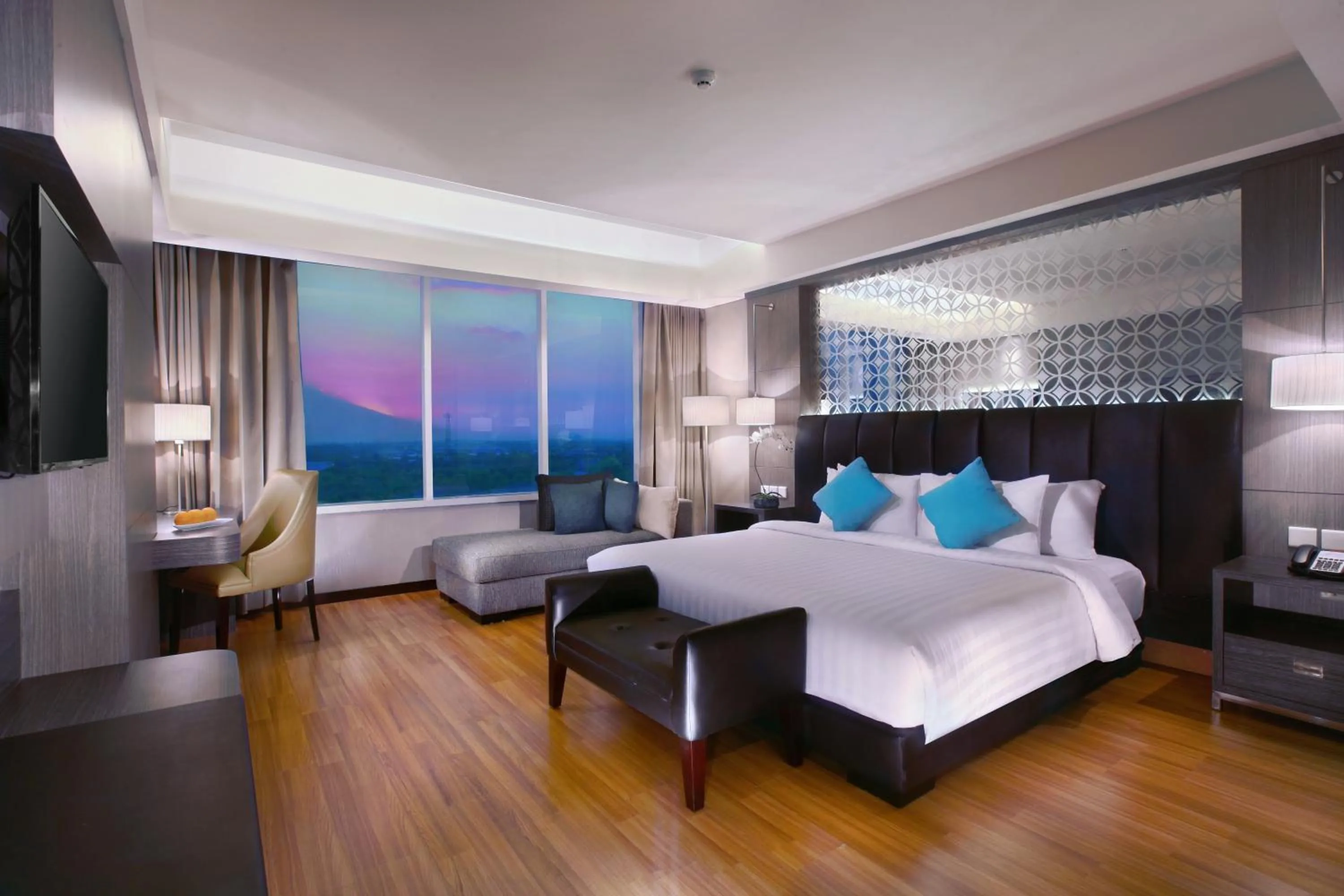 Photo of the whole room, Bed in The Alana Hotel & Convention Center Solo by ASTON