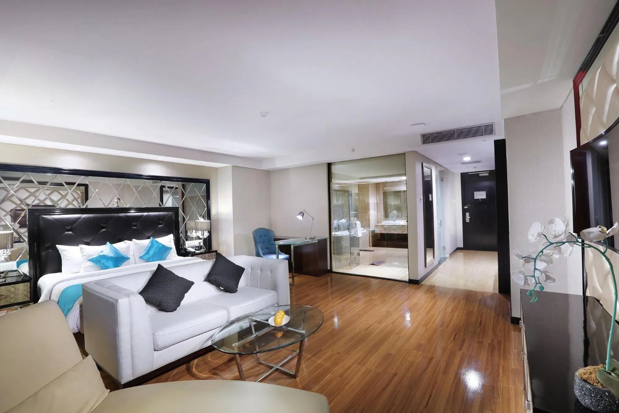 bunk bed in The Alana Hotel & Convention Center Solo by ASTON