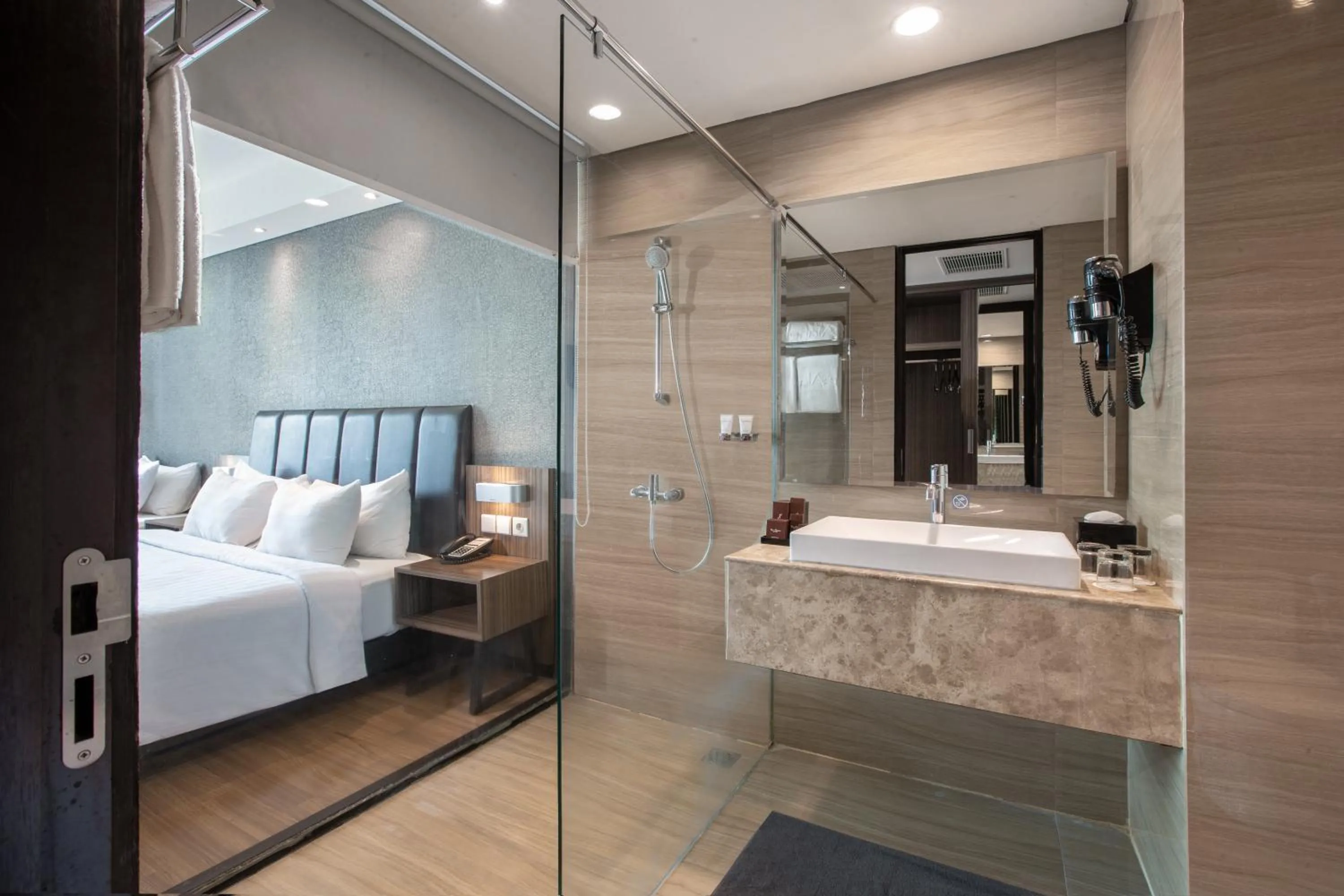 Bathroom, Bed in The Alana Hotel & Convention Center Solo by ASTON