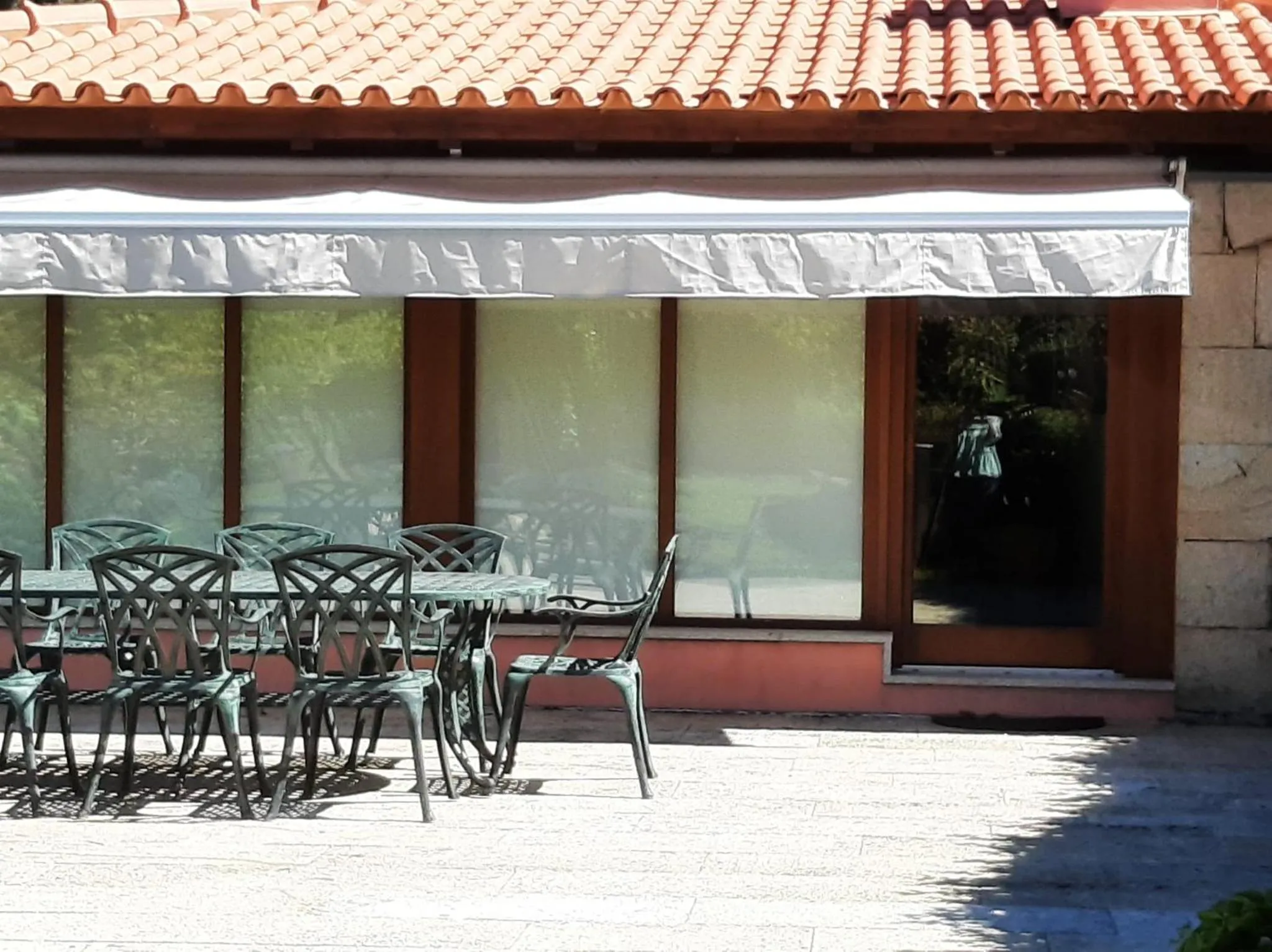 Dining area in Casa da Boa Fonte by Casa da Travessa
