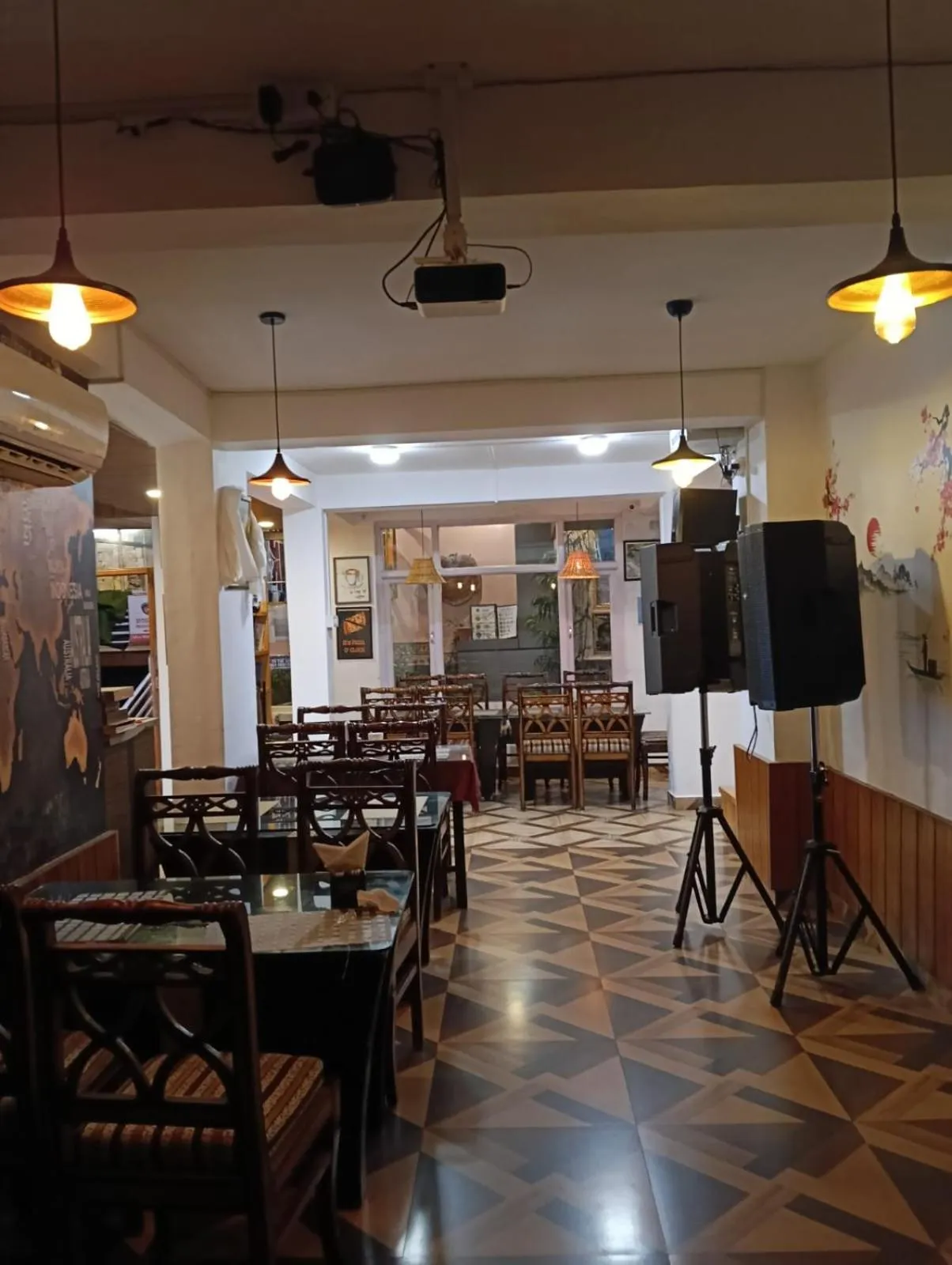 Restaurant/places to eat in Sky Pie hotel