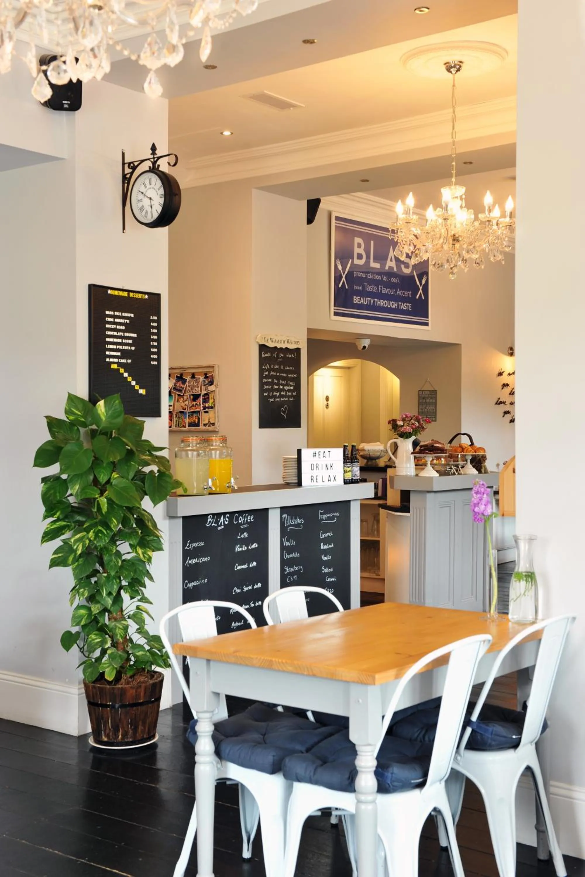 Lounge or bar in The Gateway Lodge