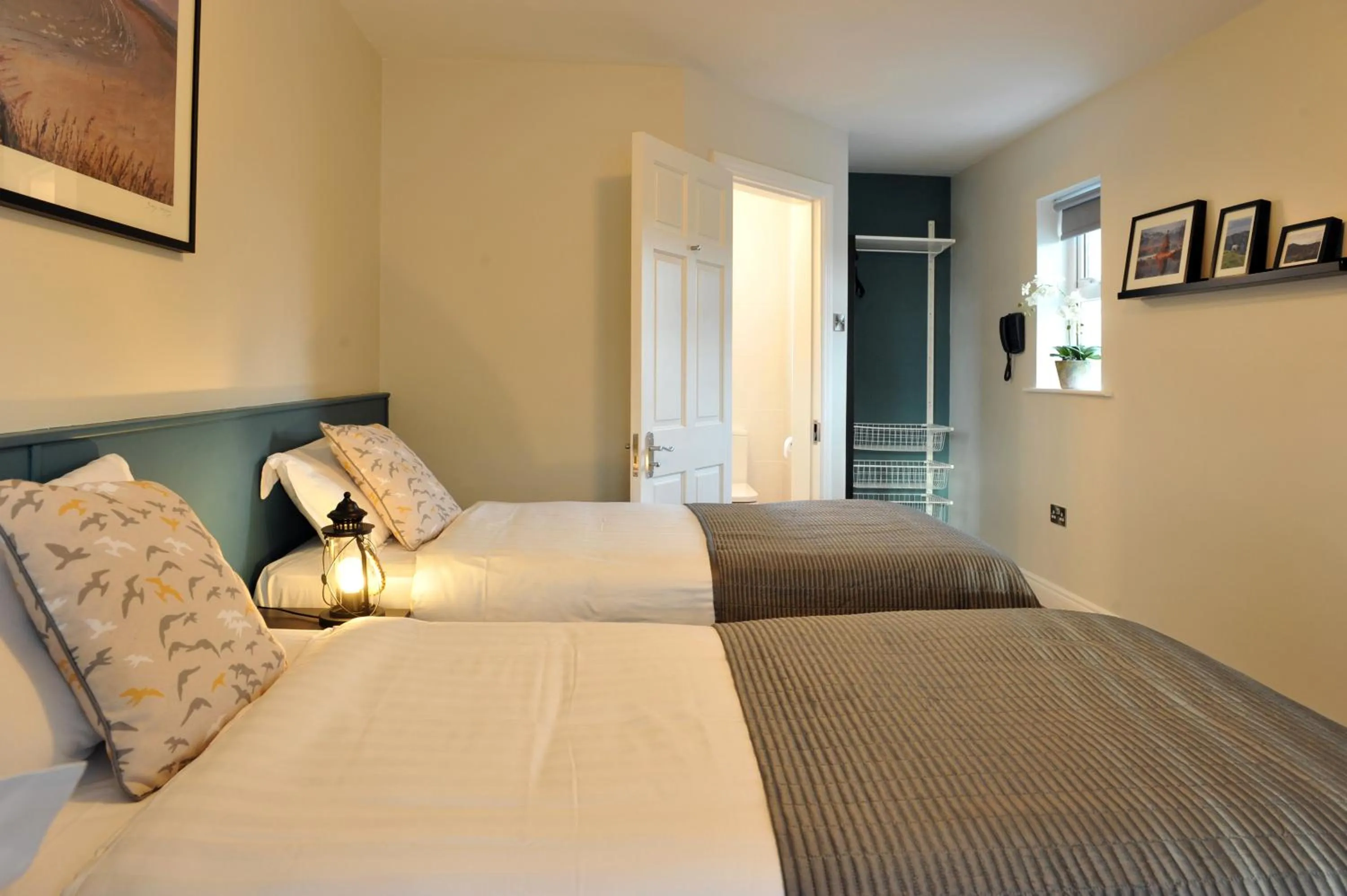 Photo of the whole room, Bed in The Gateway Lodge