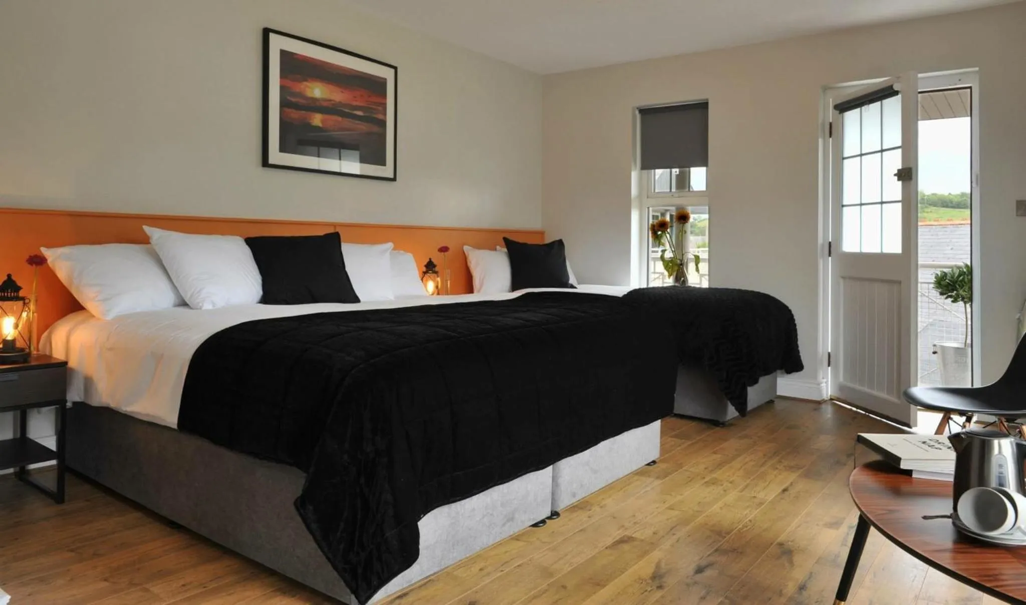 Photo of the whole room, Bed in The Gateway Lodge