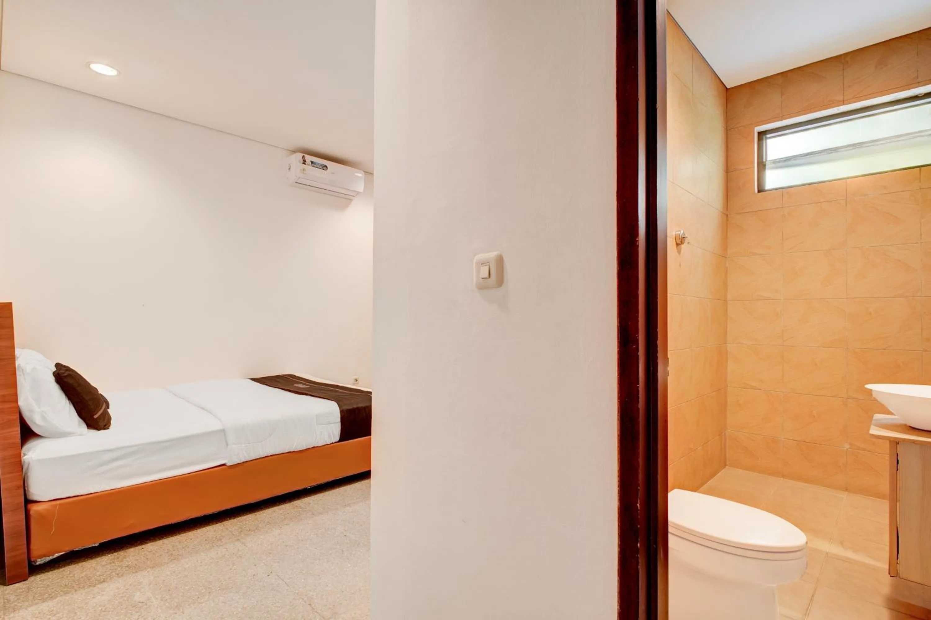 Bedroom, Bed in Collection O near MRT Cipete Raya formerly Terogong Sembilan