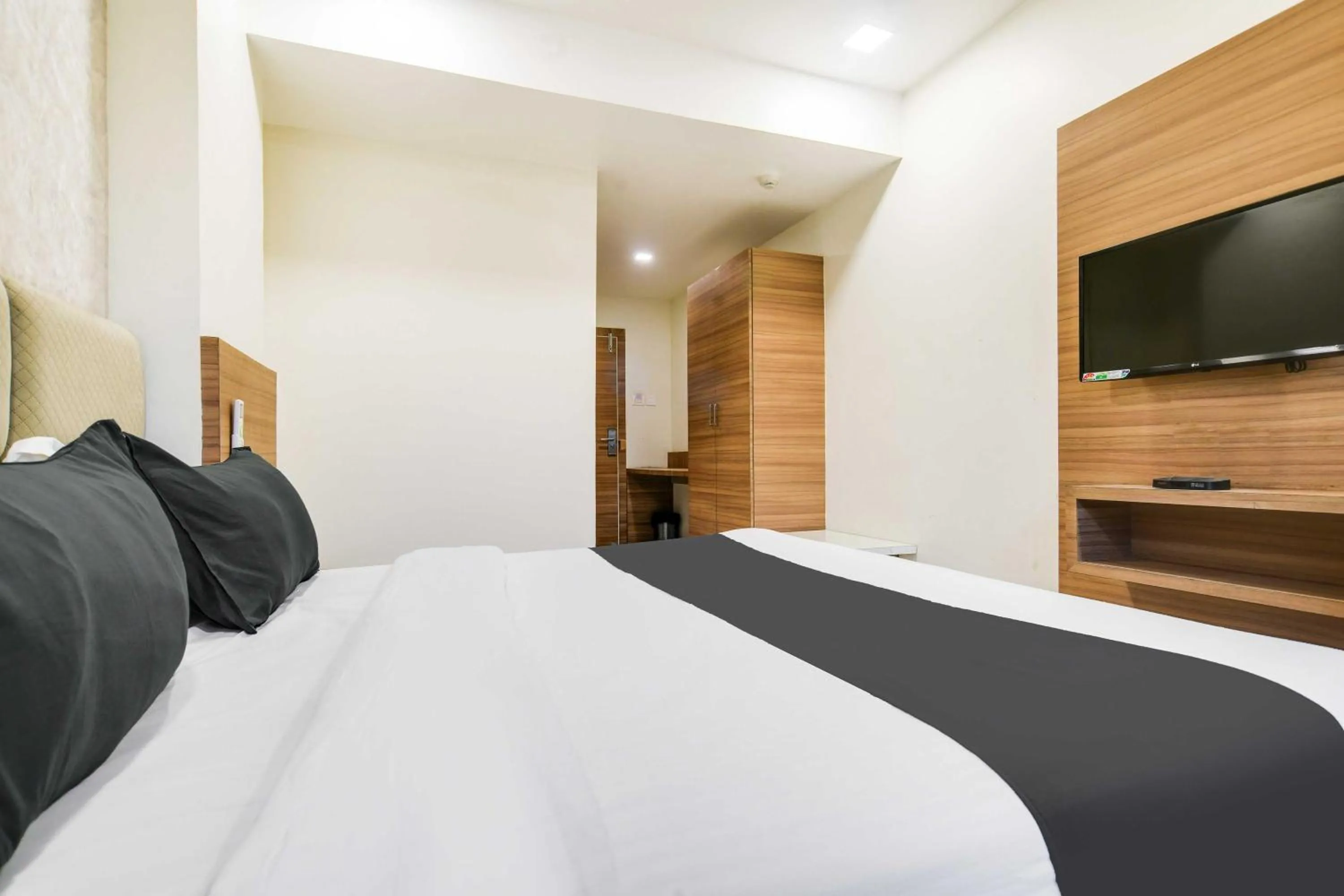 Bedroom, Bed in Townhouse Holkar Central Stadium Indore