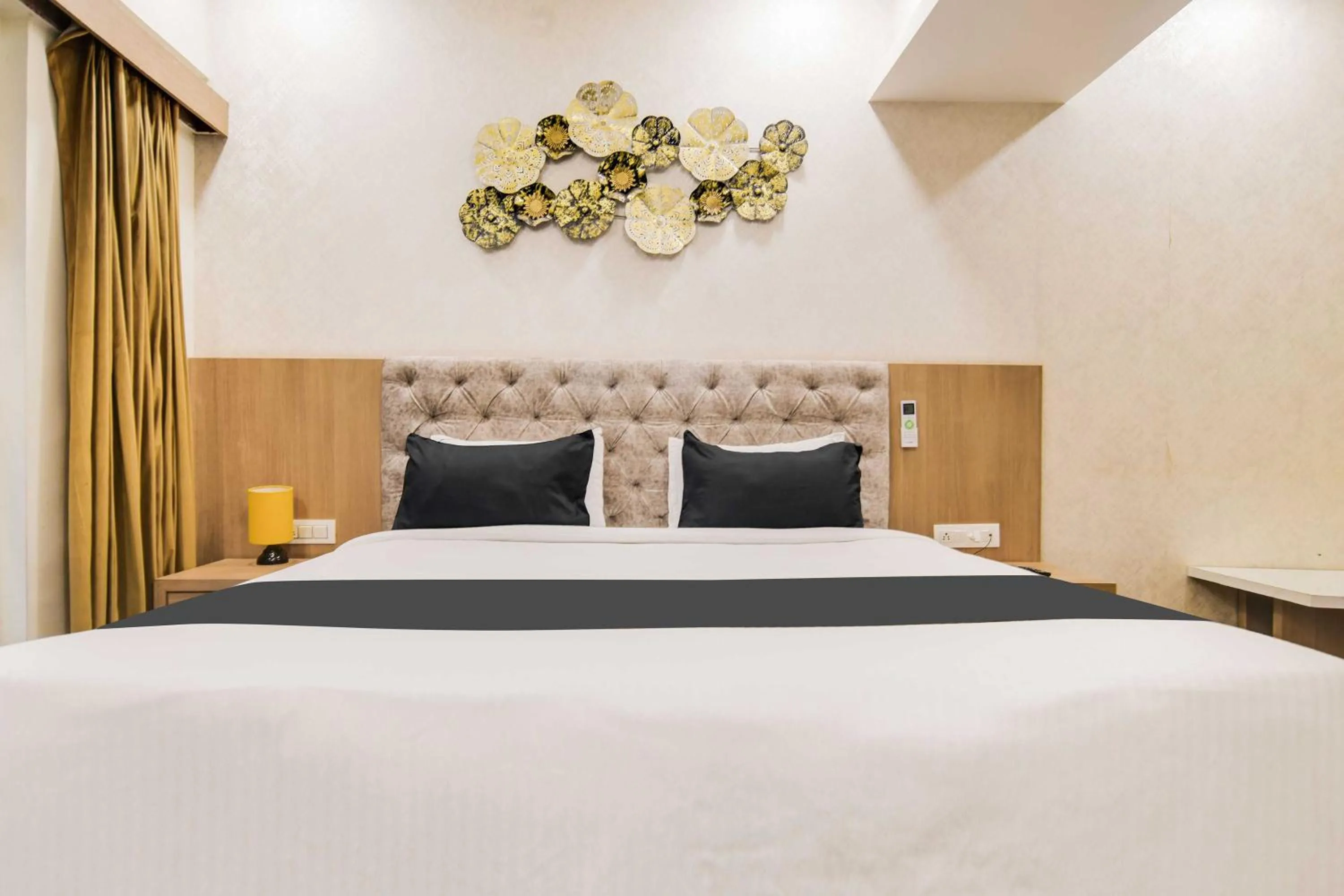 Bedroom, Bed in Townhouse Holkar Central Stadium Indore