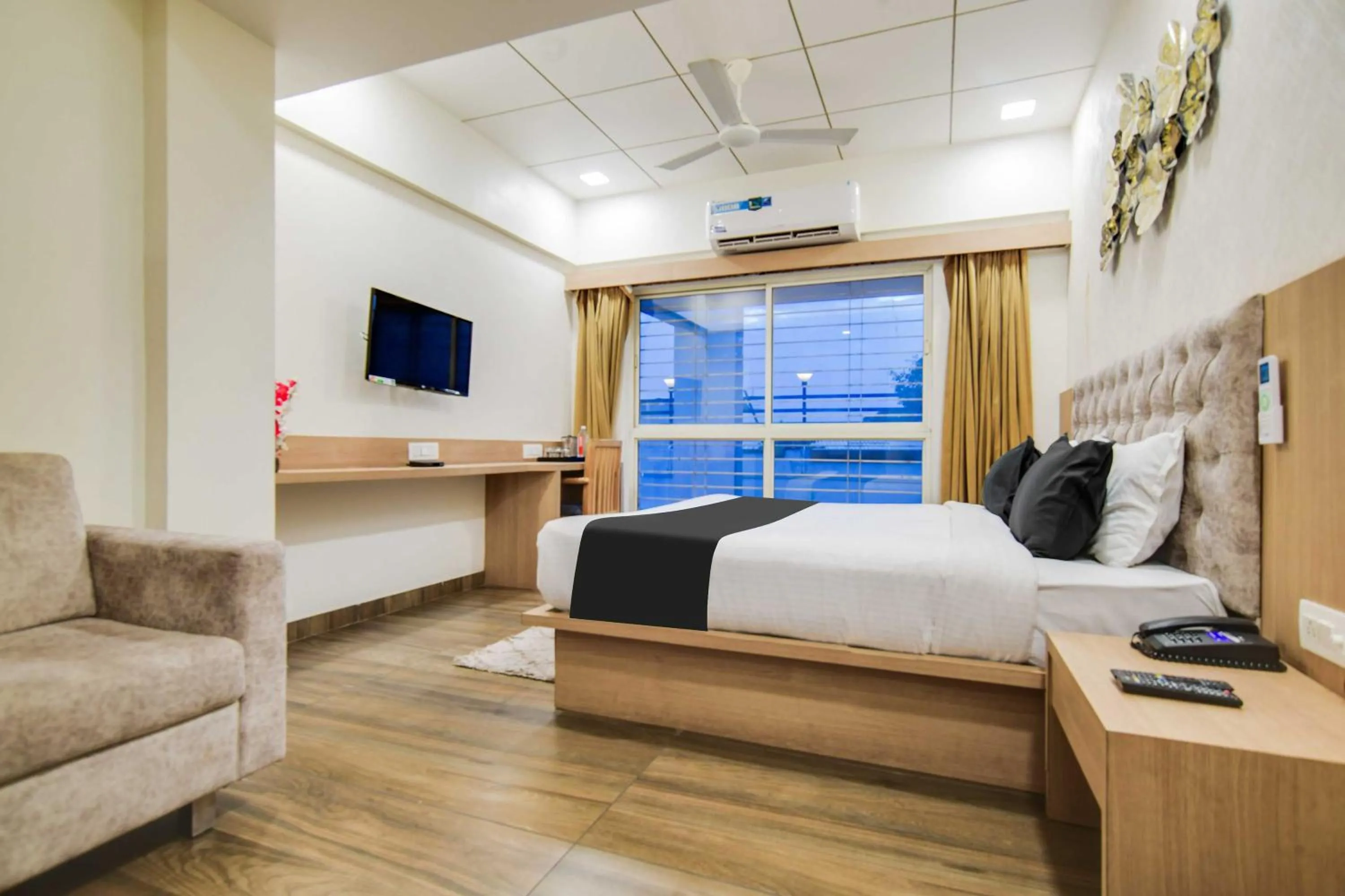 Bedroom, Bed in Townhouse Holkar Central Stadium Indore
